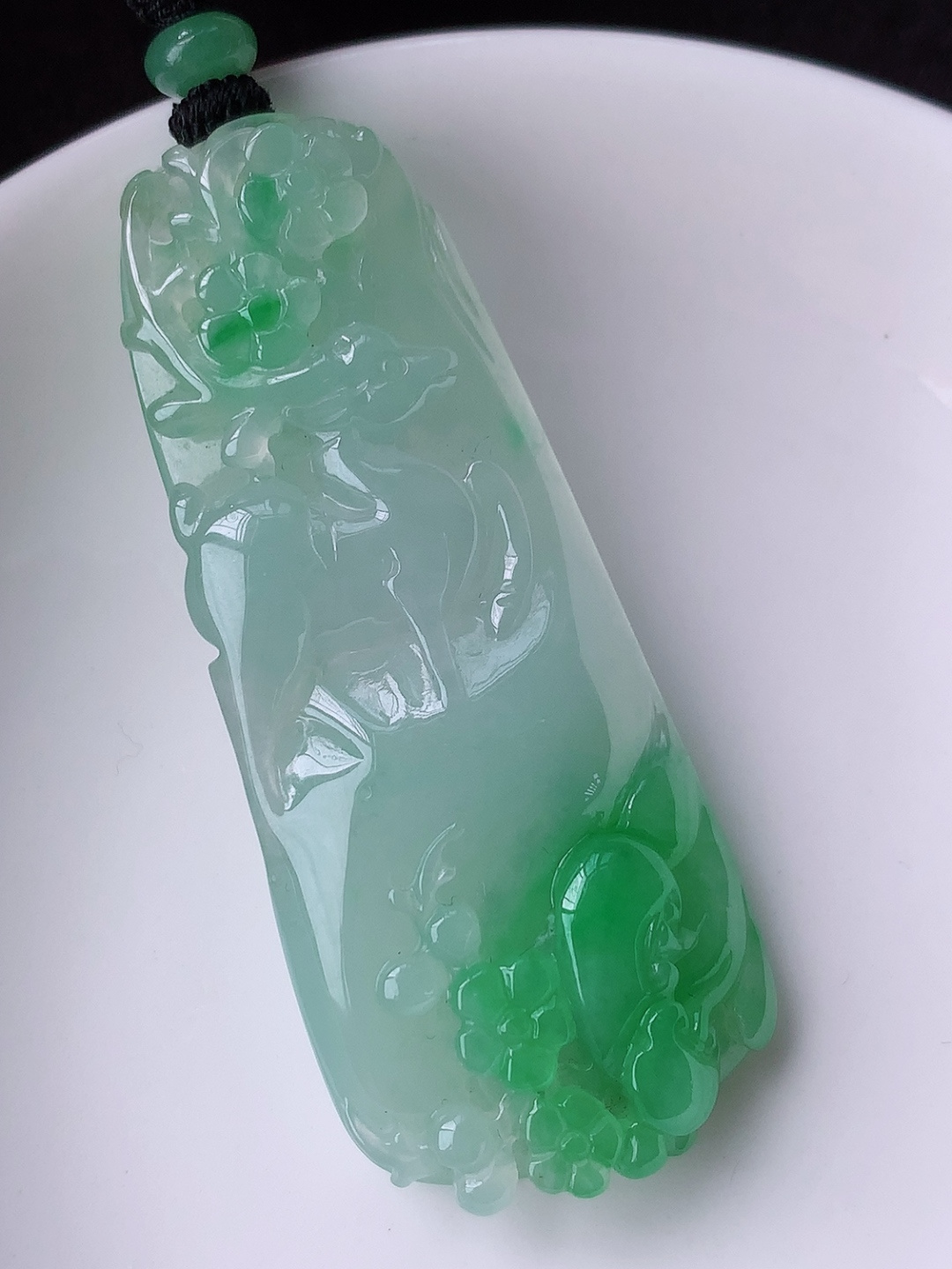 冰飘绿一鹿有你挂件,水润底子细腻，佩戴优雅迷人