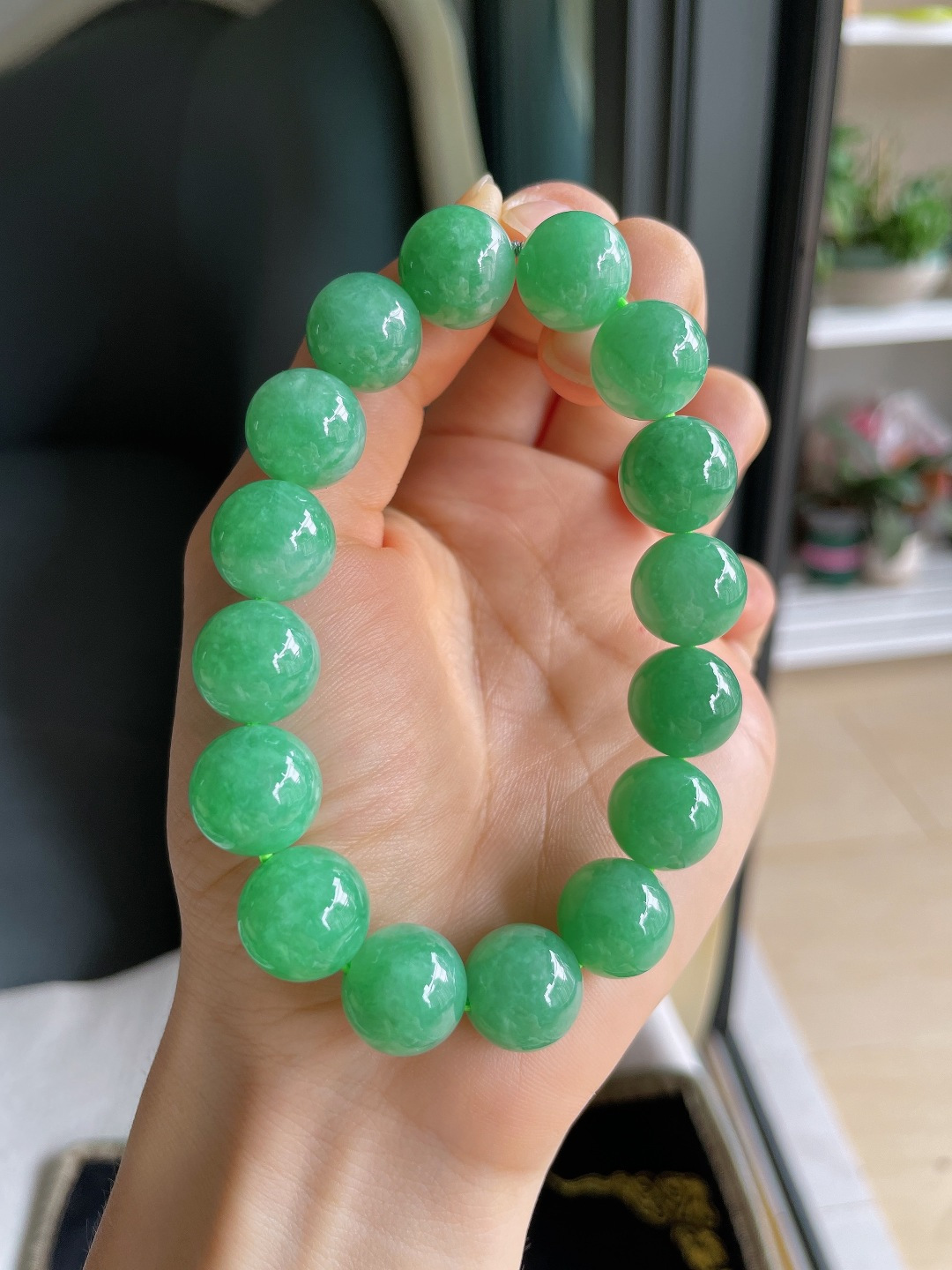 缅甸天然翡翠A货，冰满绿手串，尺寸：13mm。【编4569】