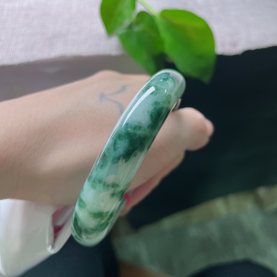 57.6/12.3/8.8，飘花正圈，花开玉间，流云漫镯，不争艳色，自显风骨。无裂，ss55638a