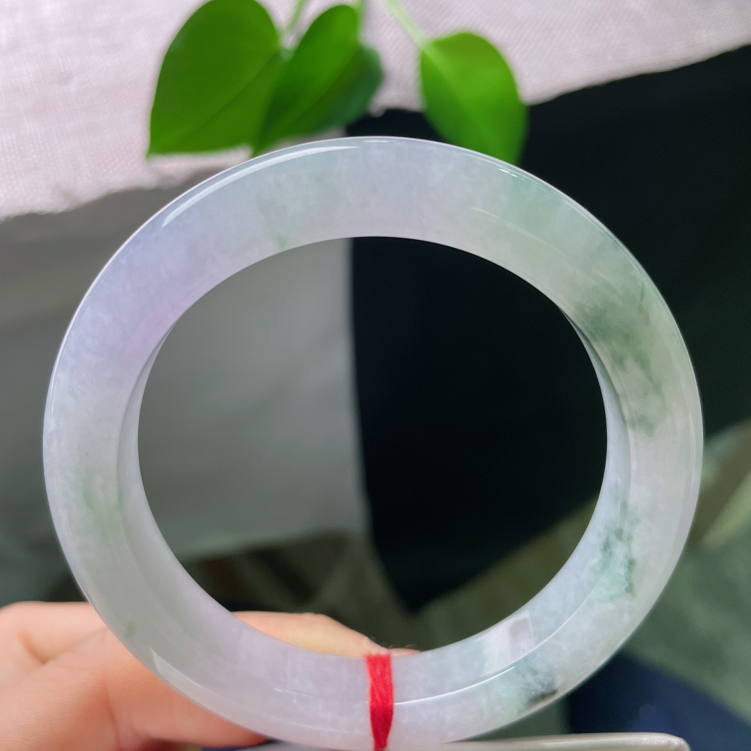 飘花正圈，无裂，通透玉底糅合朦胧淡紫底色，几处墨色飘花随性散落，三色相融，层次丰富，如同烟雨朦胧的山