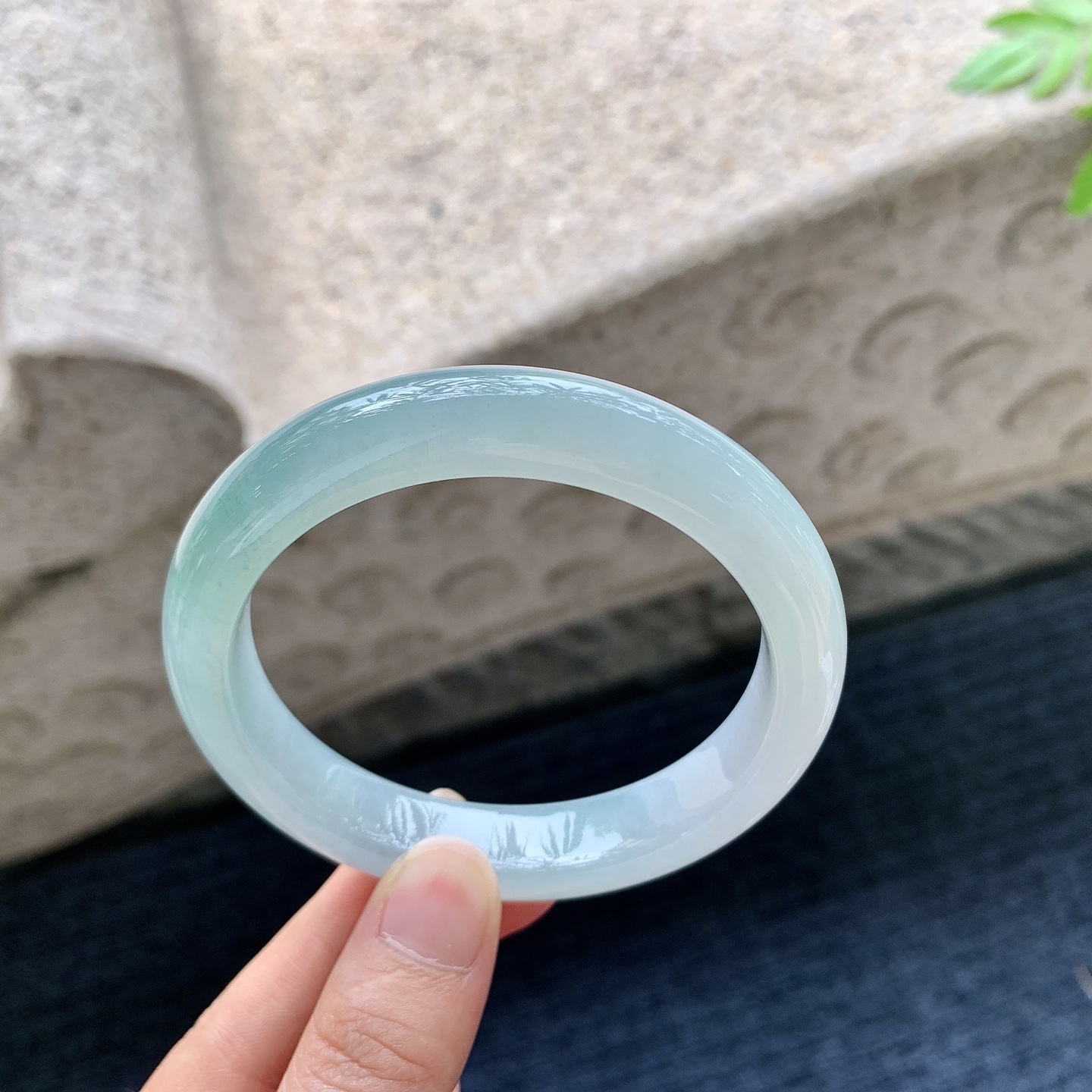 正圈59 60，圈口59.1/12.3/9，编码T090101，飘花，水润，种老，细腻，无裂。