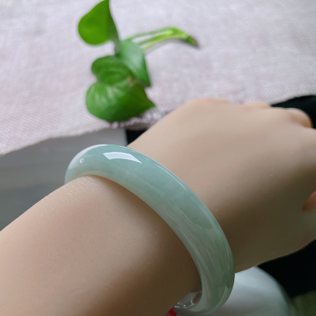 淡绿底贵妃，无裂，色调柔和不挑穿搭，简约清爽，温柔氛围感拉满。ss54969a。