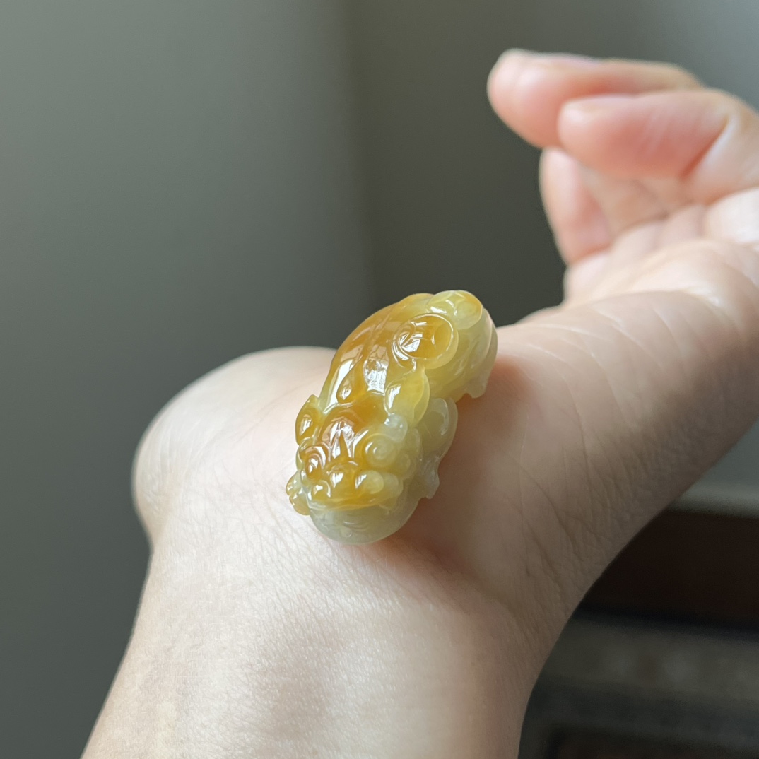 冰黄翡俏色貔貅吊坠，鸡油黄，种水好，色阳，无裂，尺寸33×18.1×12，免费编绳