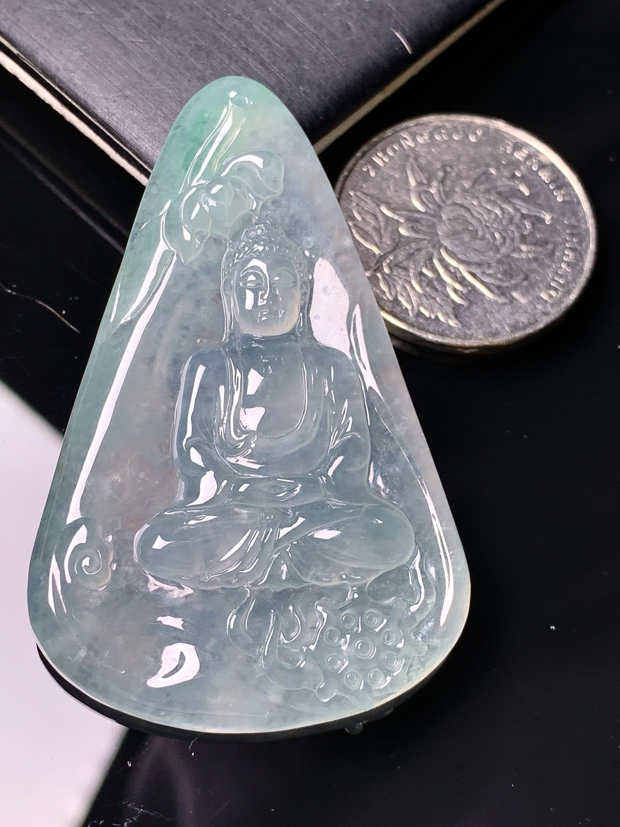 冰种观音菩萨吊坠 玉质细腻 色泽艳丽清新 水润亮眼 整体尺寸54.5*35*5.6 a8