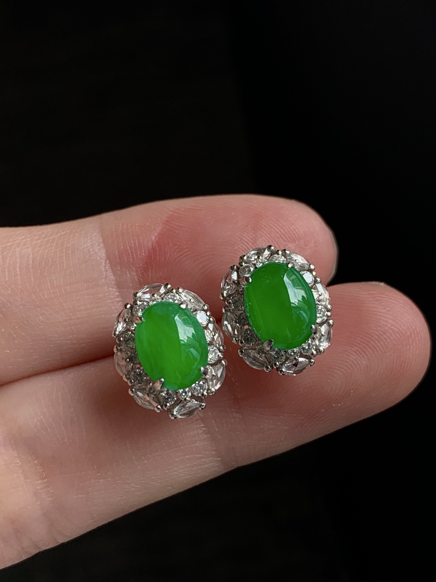18k金镶嵌蛋面耳钉一对,种老细腻，色阳浓郁起胶,尺寸：成品：12*9.8*7.3，裸石：7.6*6*2.3,a93830