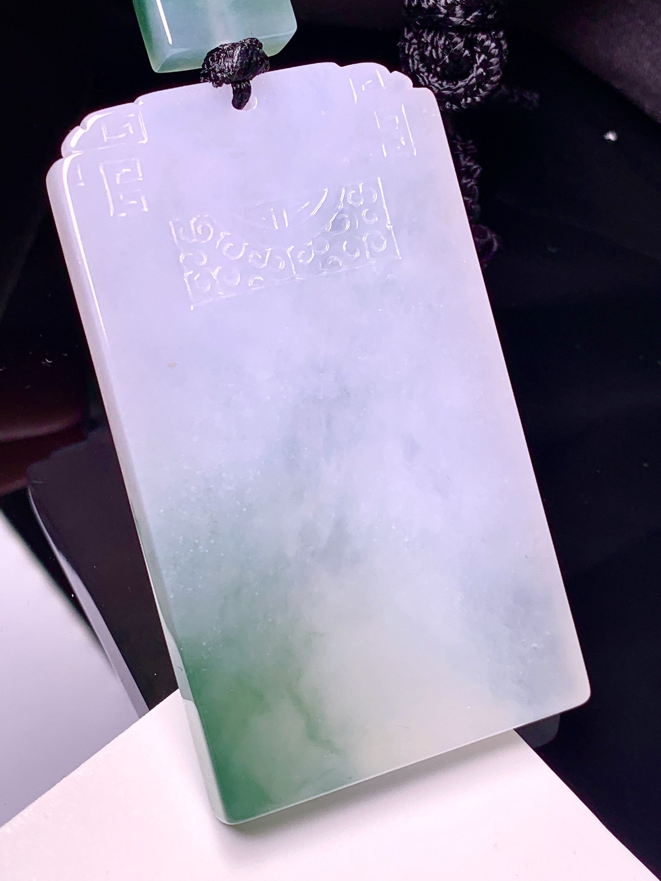 飘绿无事牌吊坠 玉质细腻 色泽艳丽清新 水润亮眼 整体尺寸62*35.5*5.8 L1