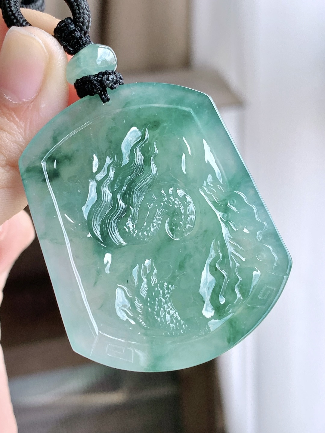 裸石冰飘花大龙牌吊坠,说明缅料性比高超厚,尺寸52.7-42.2-11.4,重量48.9克