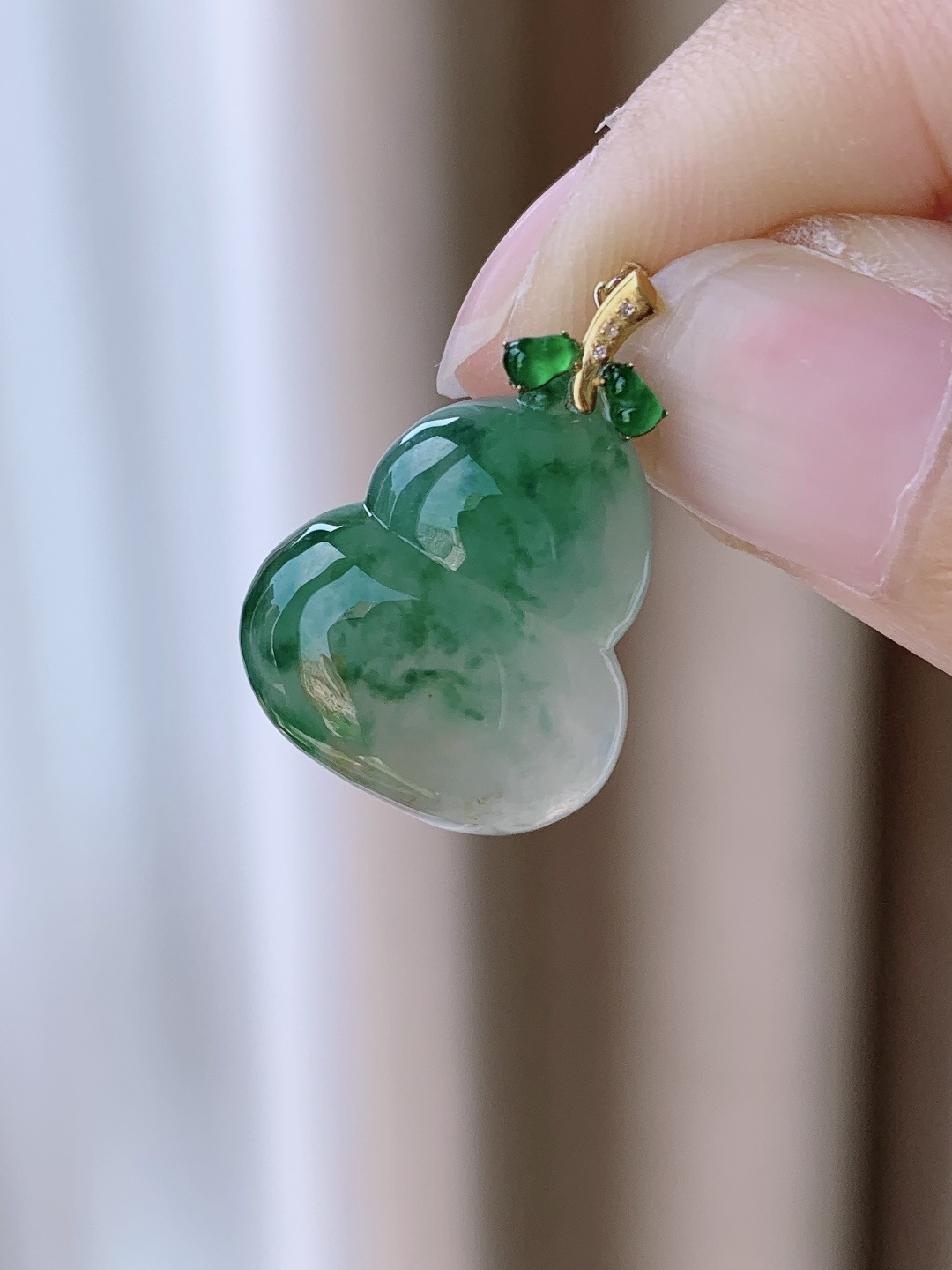 冰飘绿花葫芦福禄吊坠,18k金镶嵌,无裂,飘花,湖水绿,厚装,整体25,裸石20-17.5-6.7,重量4.6克