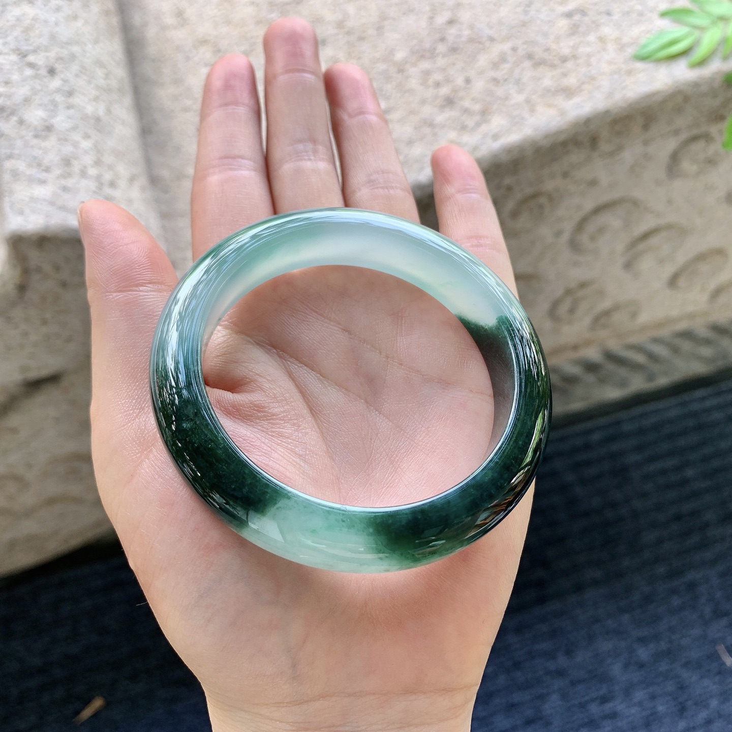 正圈55 56，冰糯飘绿，水润，种老，细腻，有纹线