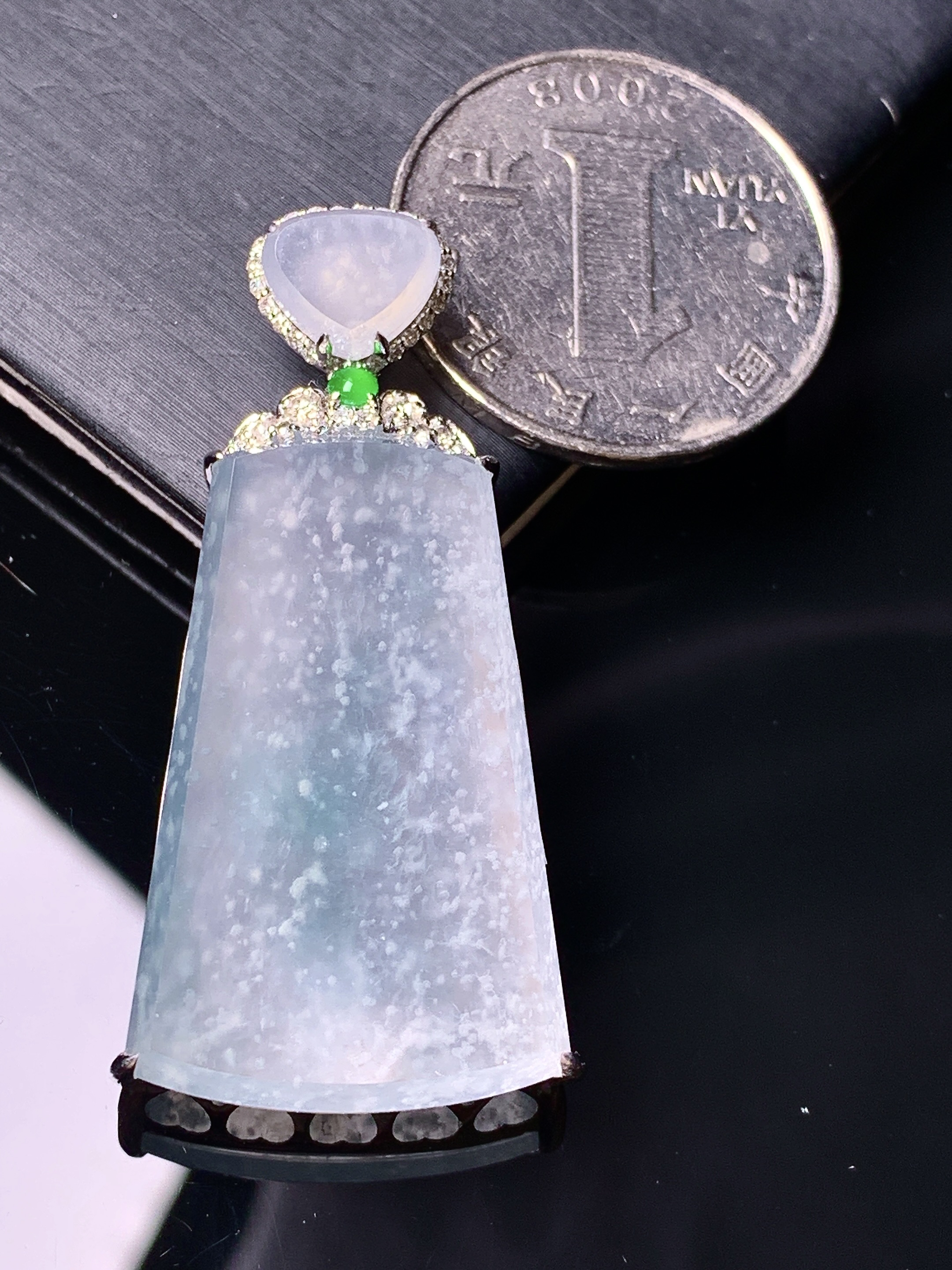 18k金钻镶嵌冰种雪花棉木那料吊坠 玉质细腻 色泽艳丽清新 水润亮眼 整体尺寸45*22*8.2 j6