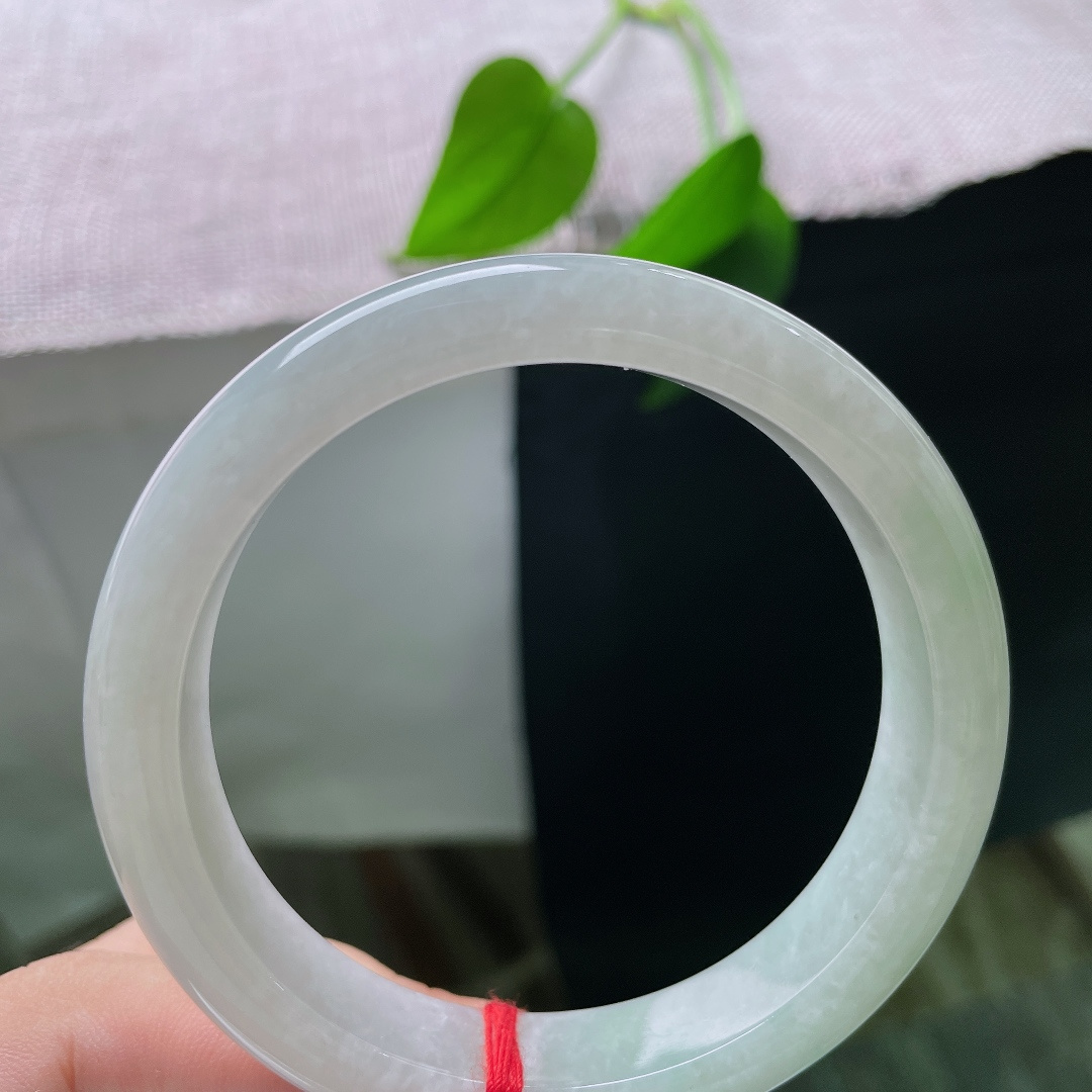 58.7/12.8/8.3，绿底正圈，无裂，浅浅翠色含蓄内敛，不浓不艳，温润雅致，自带一股恬淡舒服的东方韵味。ss57734a