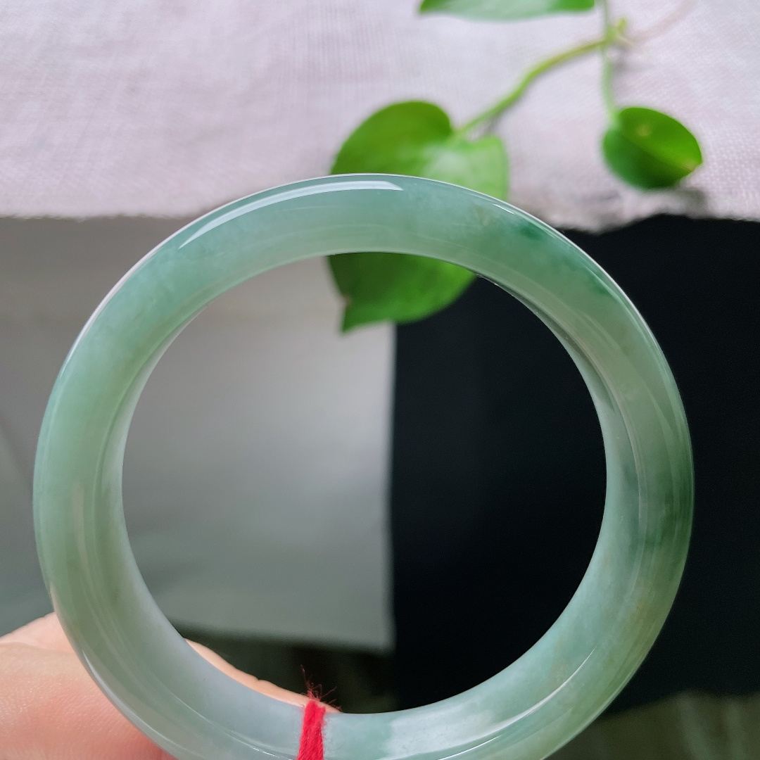 飘花正圈，无裂，冰润湖水底晕染墨绿飘花，花色悠然错落，山水诗意萦绕腕间，意境悠远清雅。ss54425a