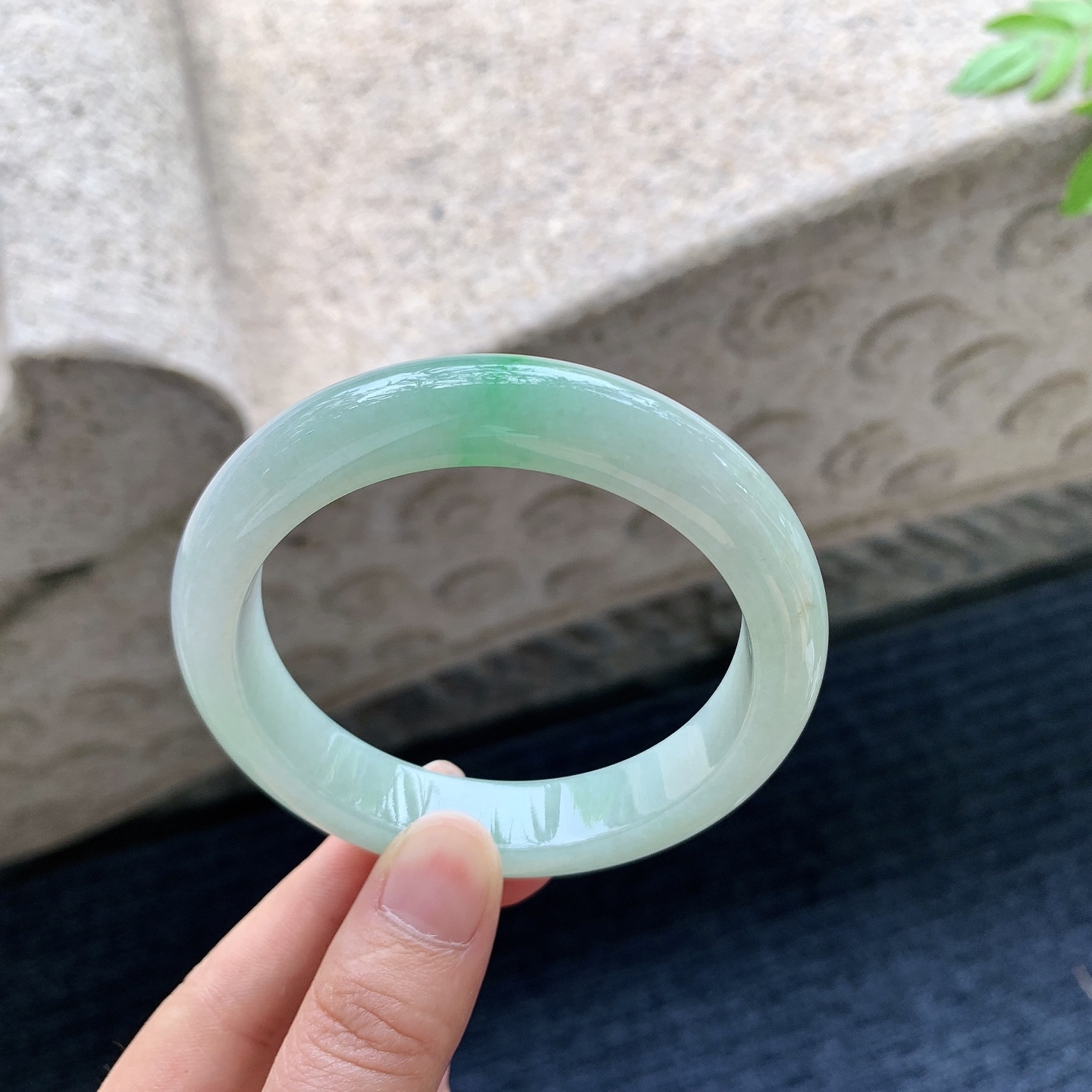 正圈，圈口57.2/12.2/8.8，编码DZ090111，细糯飘绿，水润，种老，细腻，打灯有棉线