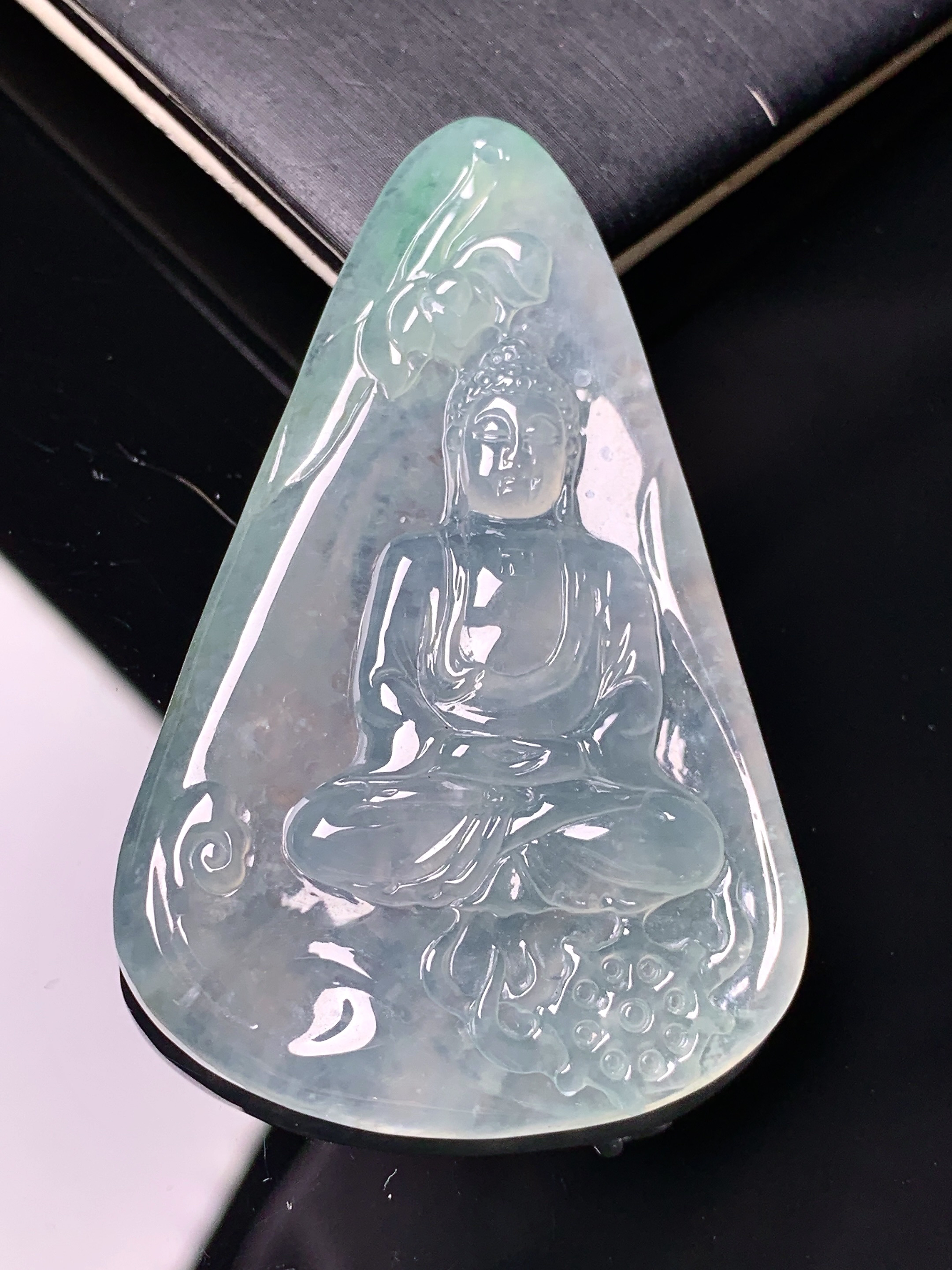 冰种观音菩萨吊坠 玉质细腻 色泽艳丽清新 水润亮眼 整体尺寸54.5*35*5.6 a8