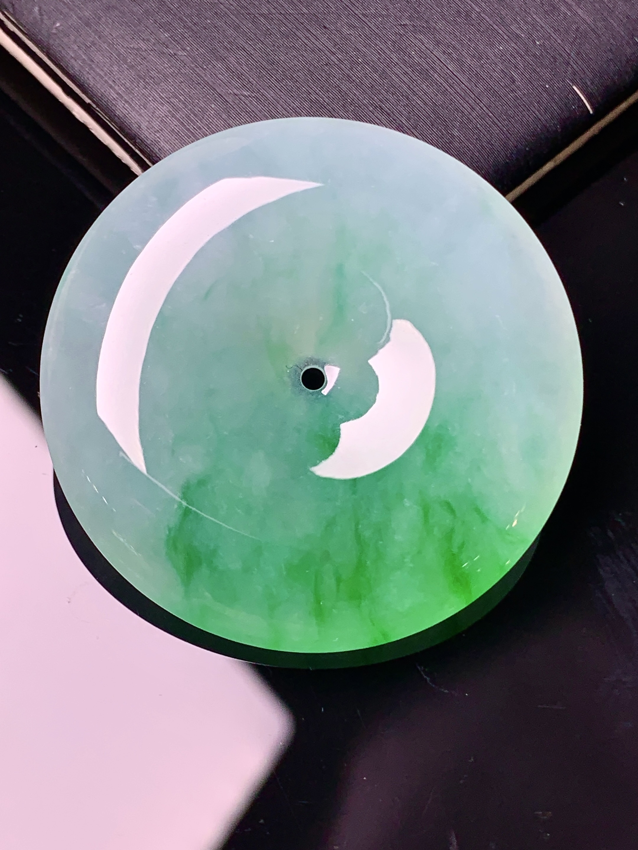 飘绿平安扣吊坠 玉质细腻 色泽艳丽清新 水润亮眼 整体尺寸35*6.2 x1