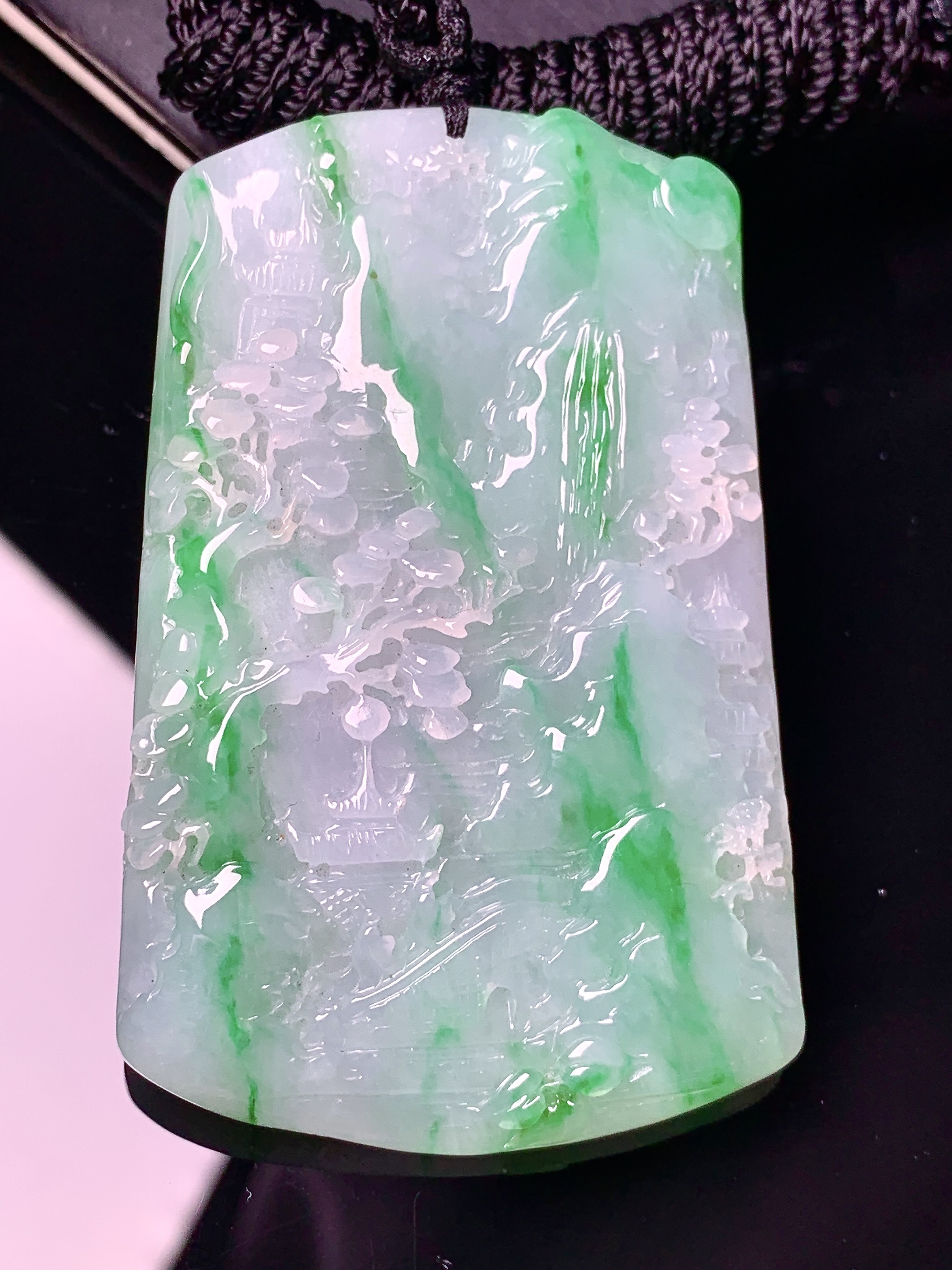 飘绿山水牌子吊坠 玉质细腻 色泽艳丽清新 水润亮眼 整体尺寸60.5*38*5.6 x3