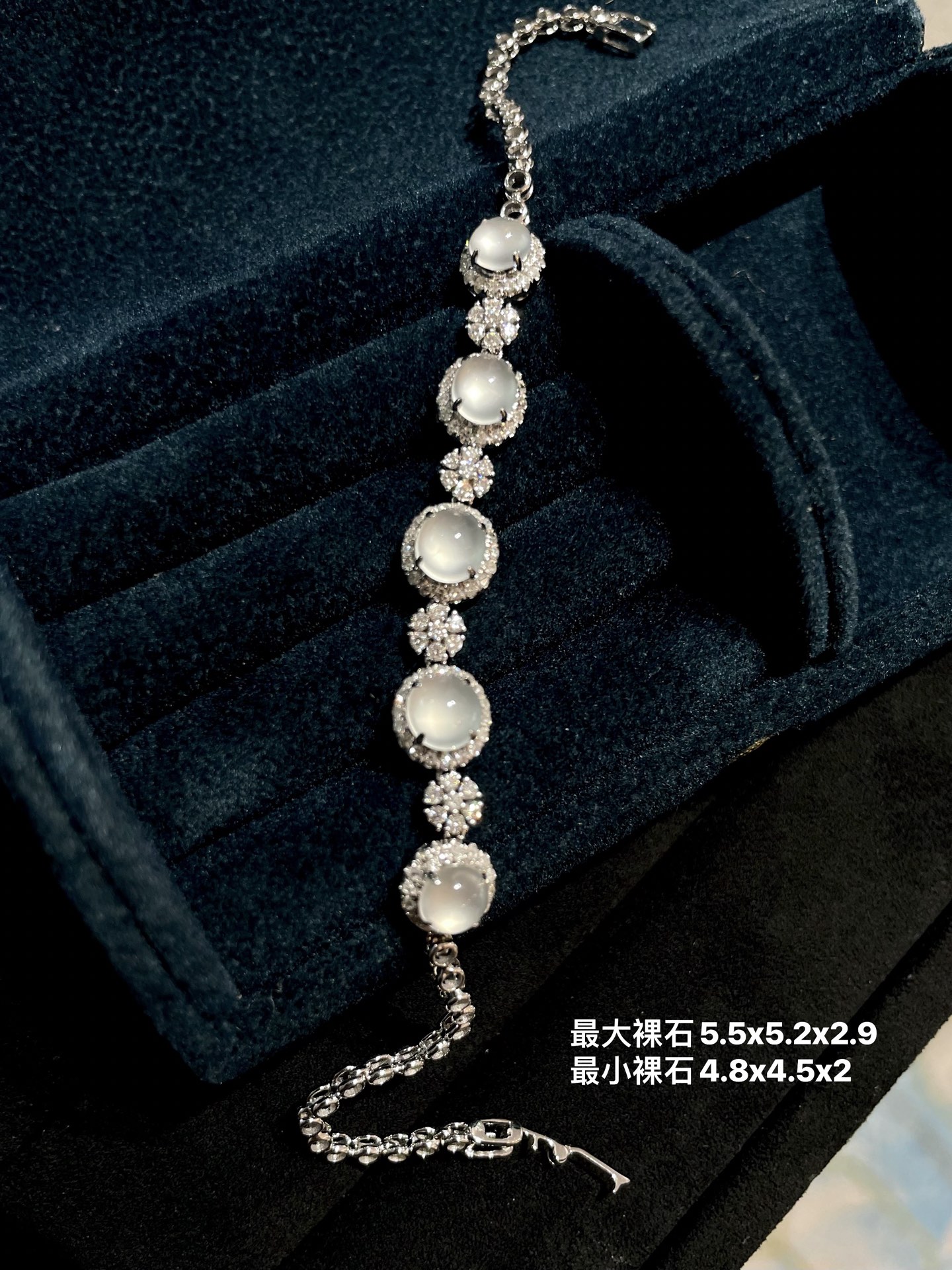 玻璃种手链，一颗颗冰润的白冰蛋面，通透起光，像一汪清透月光。重工满钻围镶，小花隔珠做点缀，精致又不浮