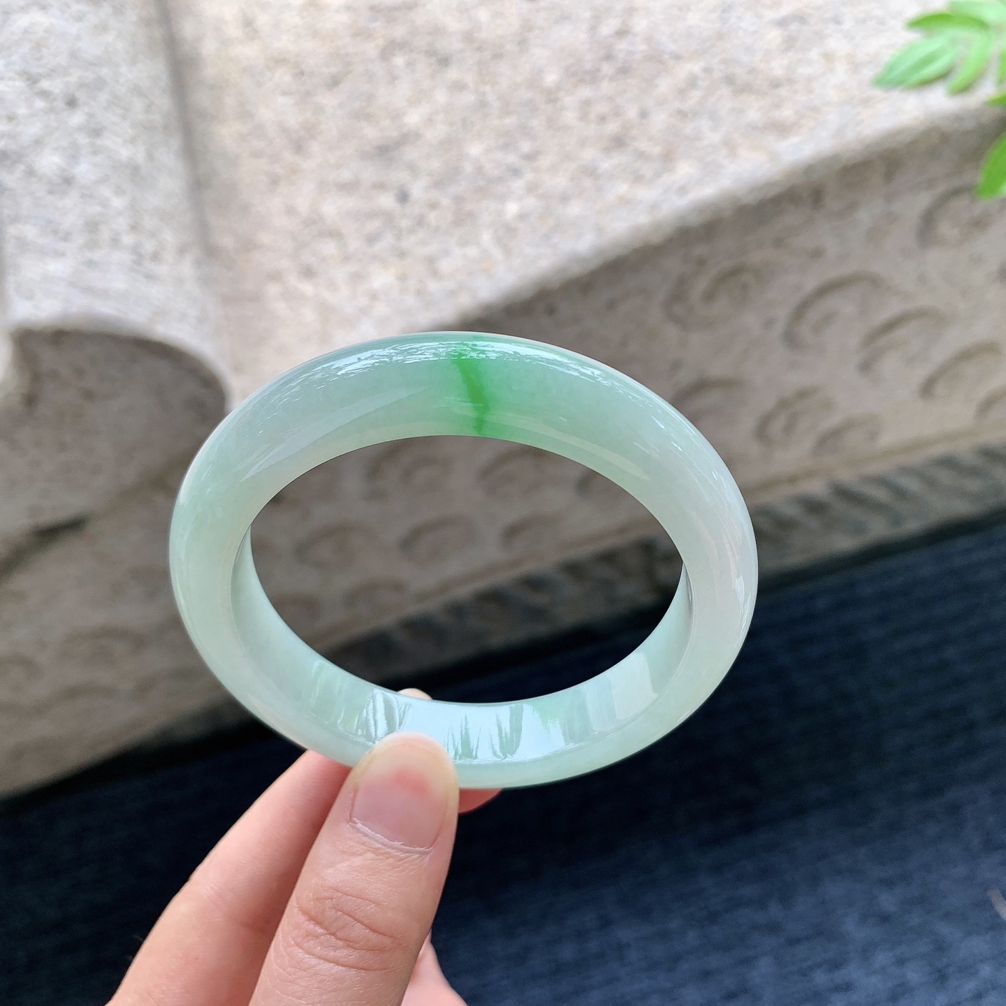 正圈，圈口57.2/12.2/8.8，编码DZ090111，细糯飘绿，水润，种老，细腻，打灯有棉线