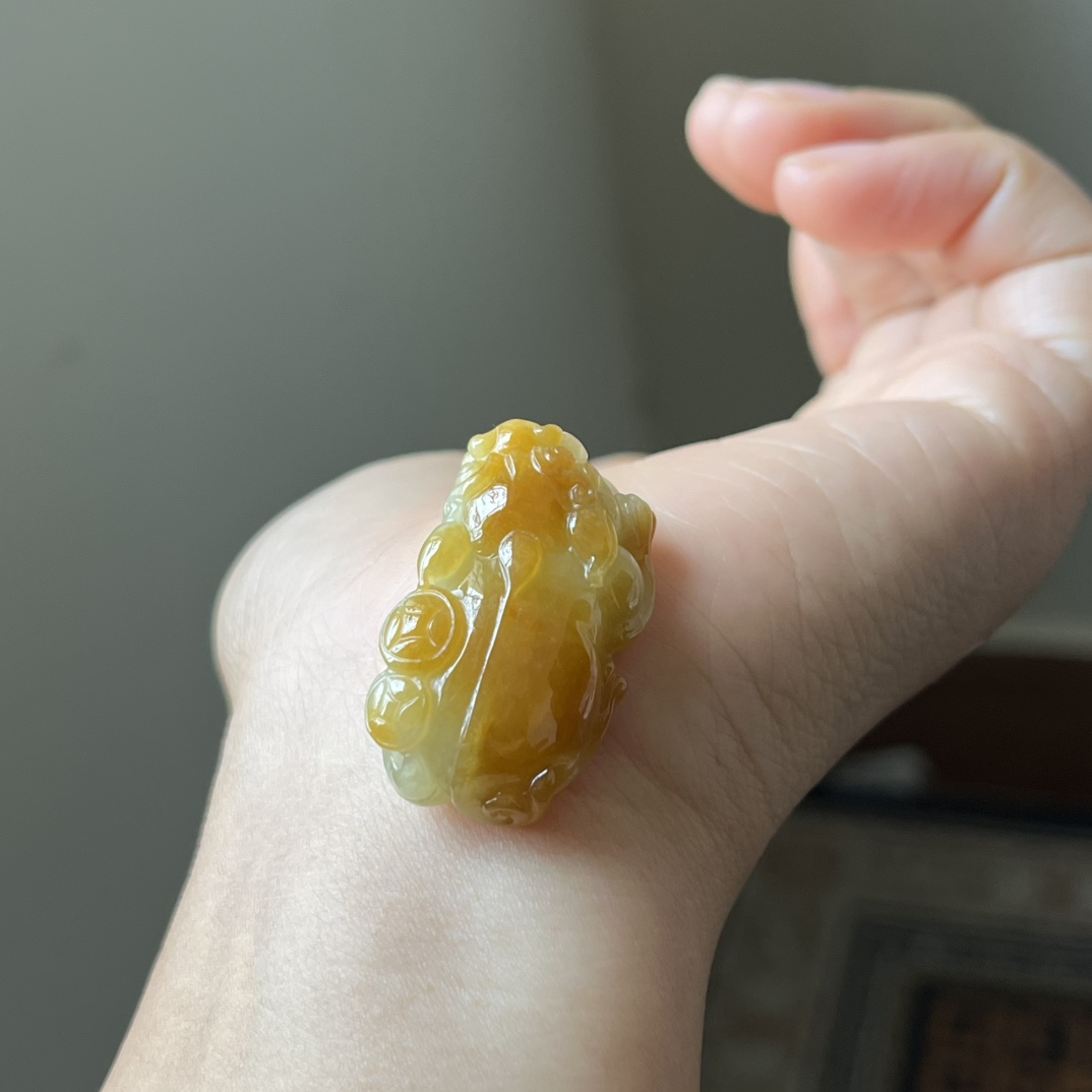 冰黄翡俏色貔貅吊坠，鸡油黄，种水好，色阳，无裂，尺寸33×18.1×12，免费编绳