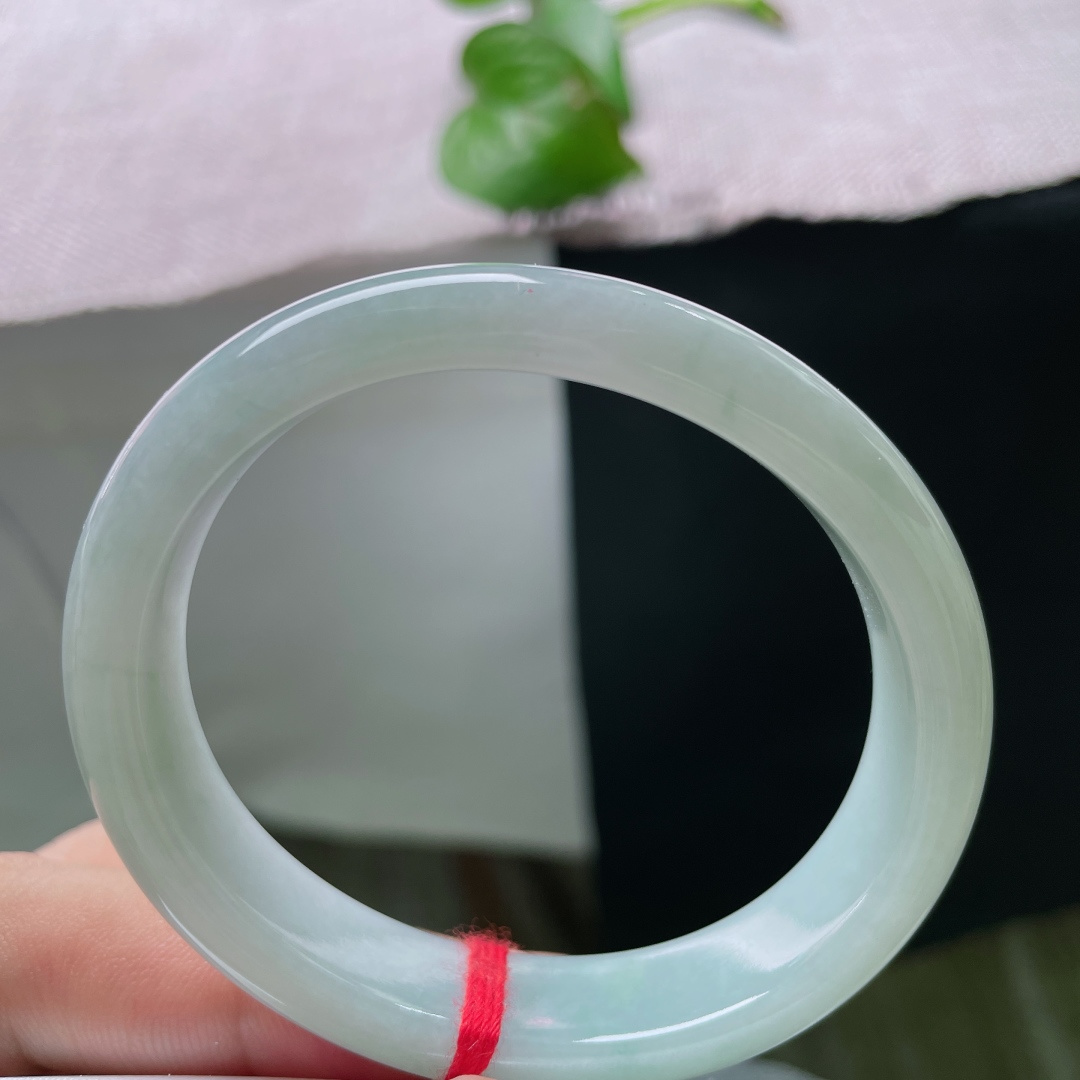 淡绿底贵妃，无裂，色调柔和不挑穿搭，简约清爽，温柔氛围感拉满。ss54969a。