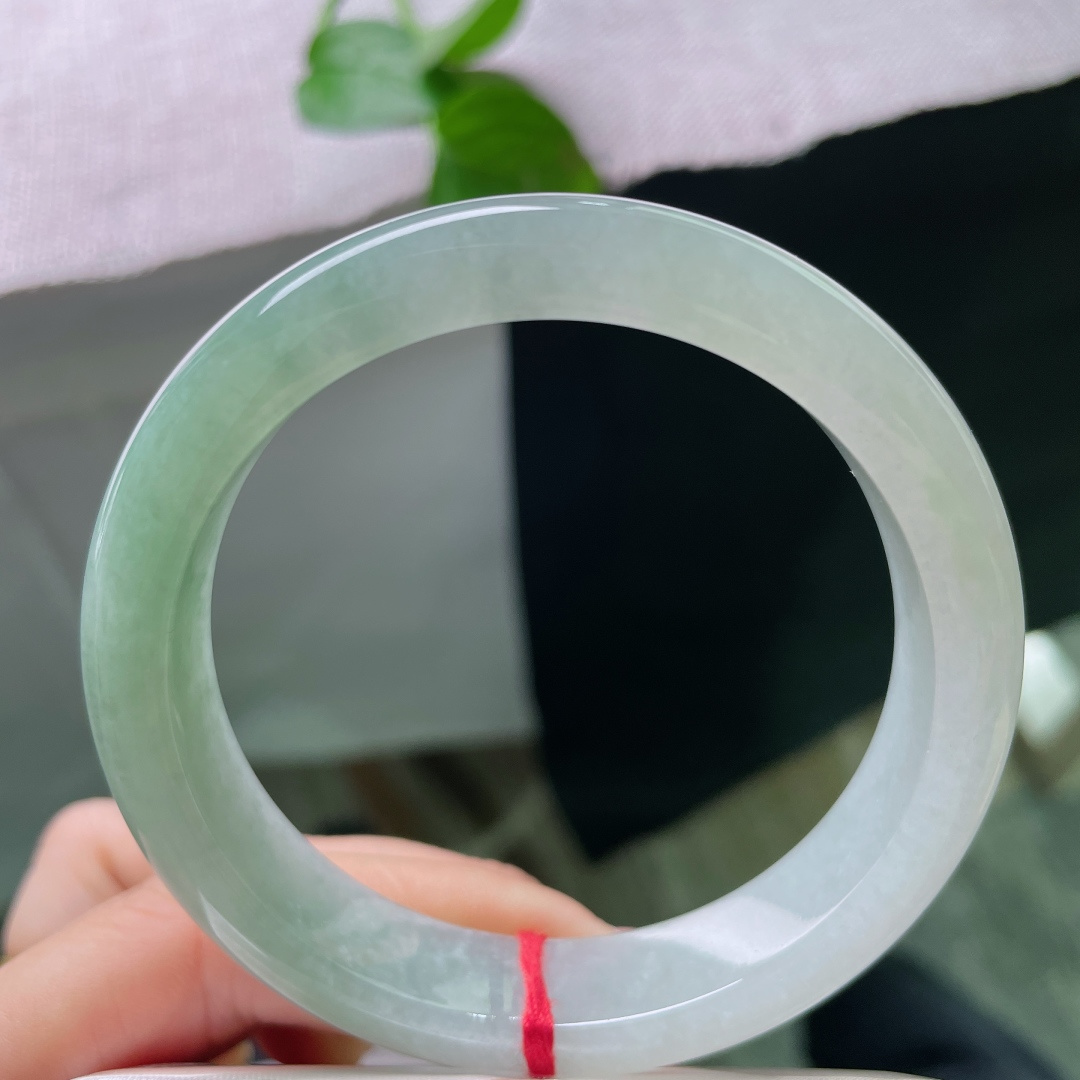 57/12.5/8.4，淡绿底正圈，无裂，清浅嫩色元气灵动，是适配少女的青春款玉镯。ss55265a。