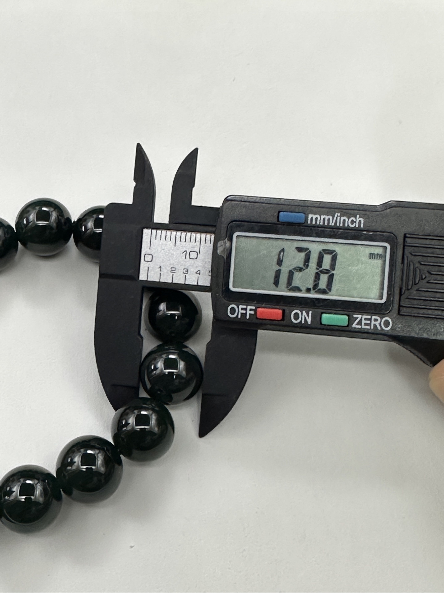 ️【墨翠手串13mm】老坑冰种   黑度好  灯照全透  呈帝王绿  种老起光   底极细腻  圆润饱满