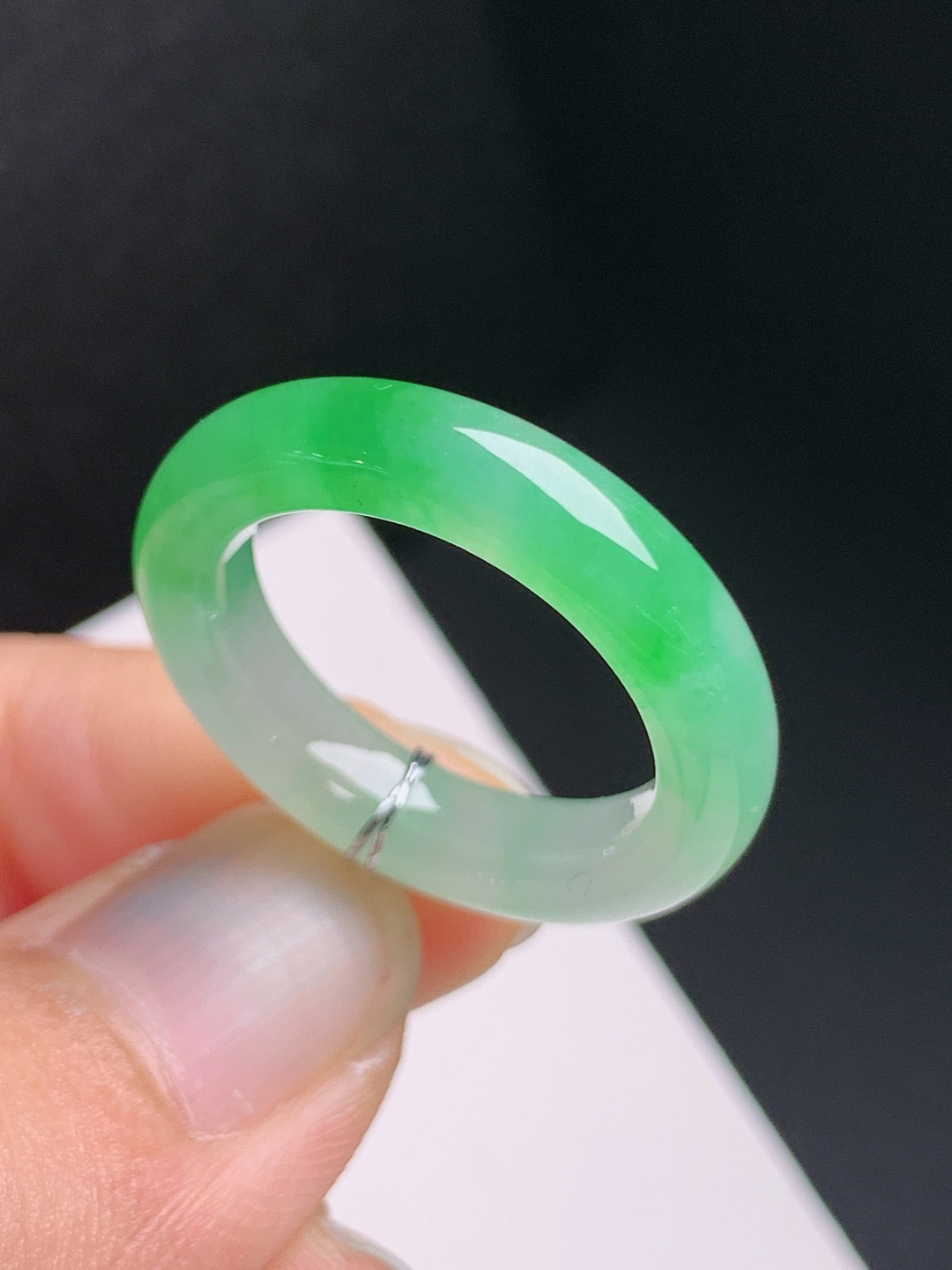 冰种绿指环，色泽清新，玉质温润，圆满顺遂
