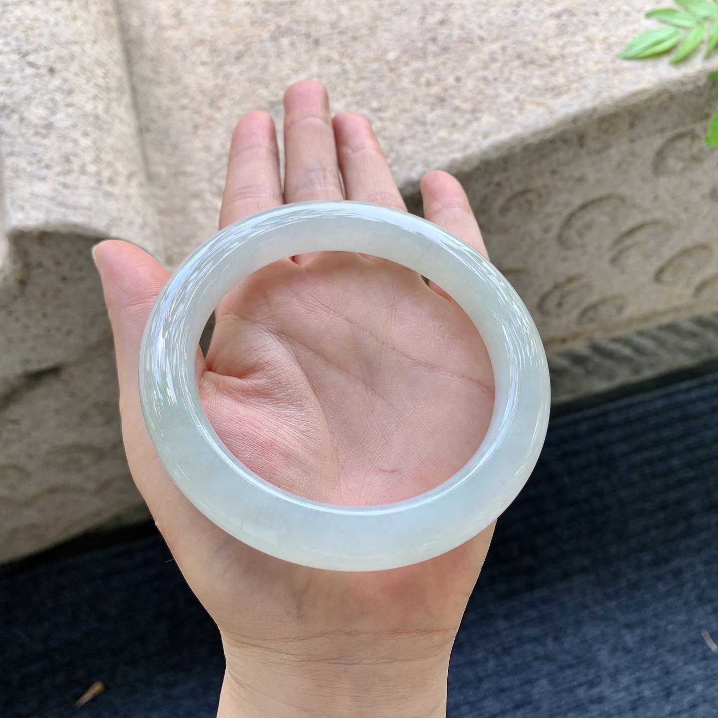 正圈65 66，糯冰底色，水润，种老，细腻，有纹线