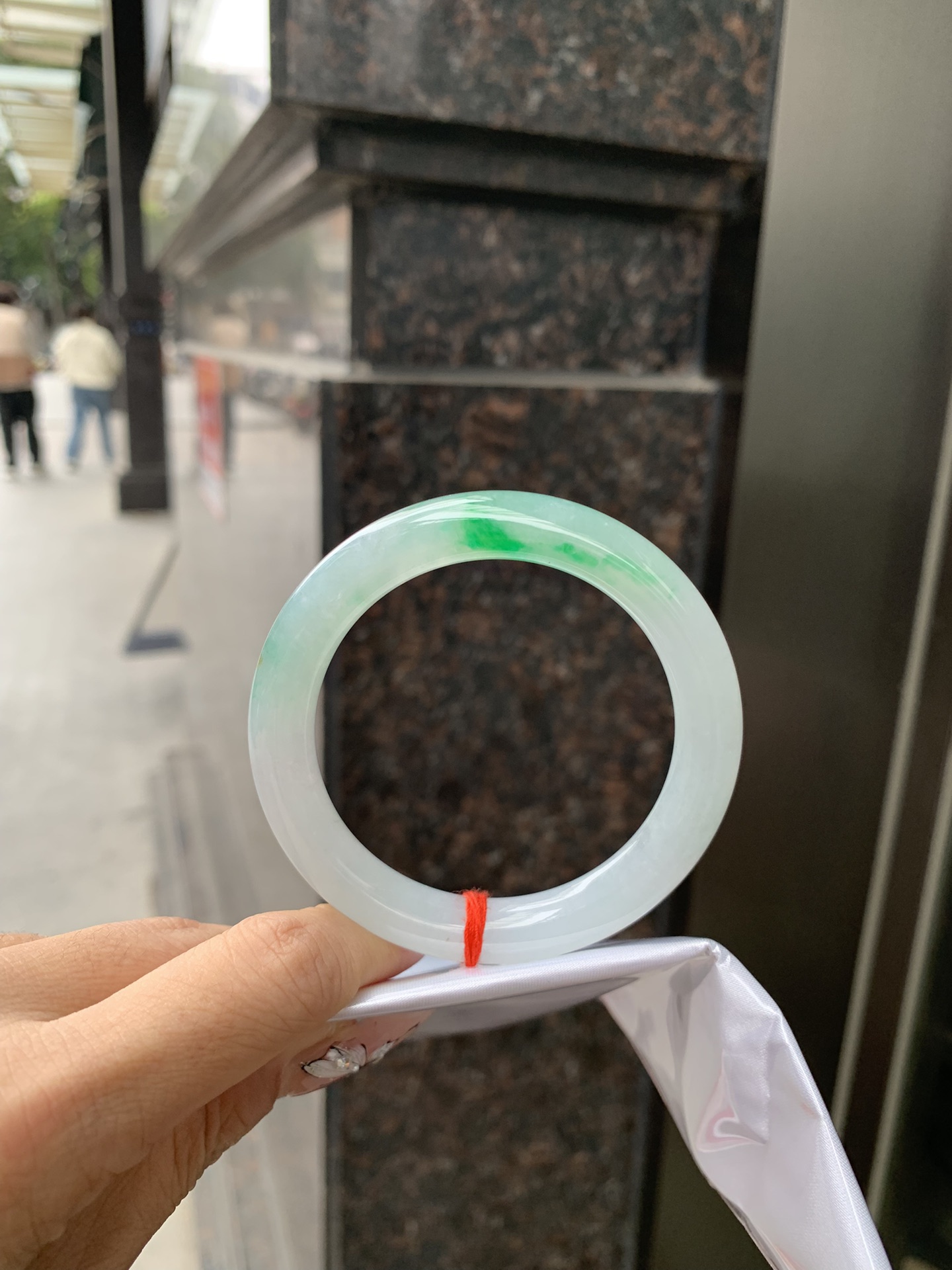 阳绿飘花圆条，打灯细纹，底妆冰润，几抹阳绿花色像春芽，从水润如晨露的底子蹦跳而出，将春日的灵动生机凝于手镯中，戴上她，清水芙蓉般的清新感自然晕染，每一次抬手，都似把盎然绿意融入生活。