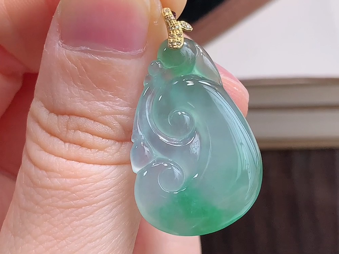 18K金伴钻如意，尺寸33.5/28.8-19.1-3.8mm，包A附证书