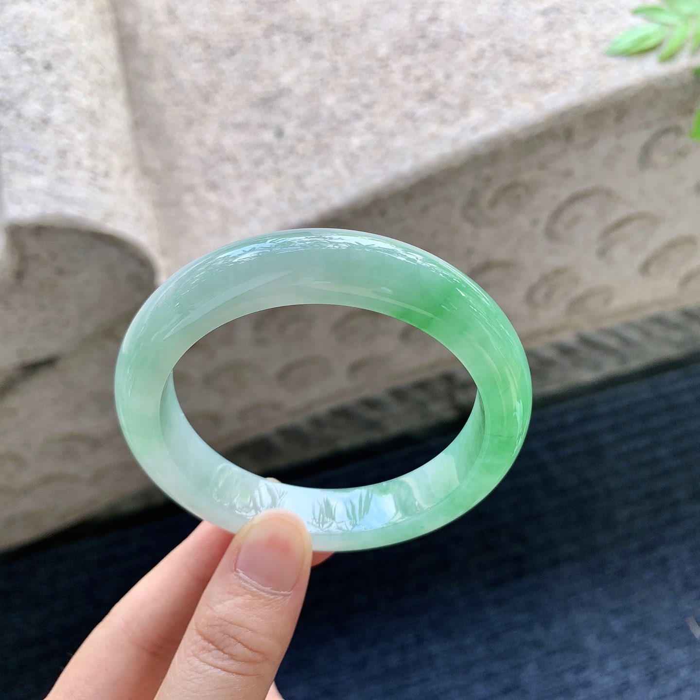 正圈55 56，圈口56.6/12.4/8.8，编码W6090129，冰糯飘绿，水润，种老，细腻，无裂。