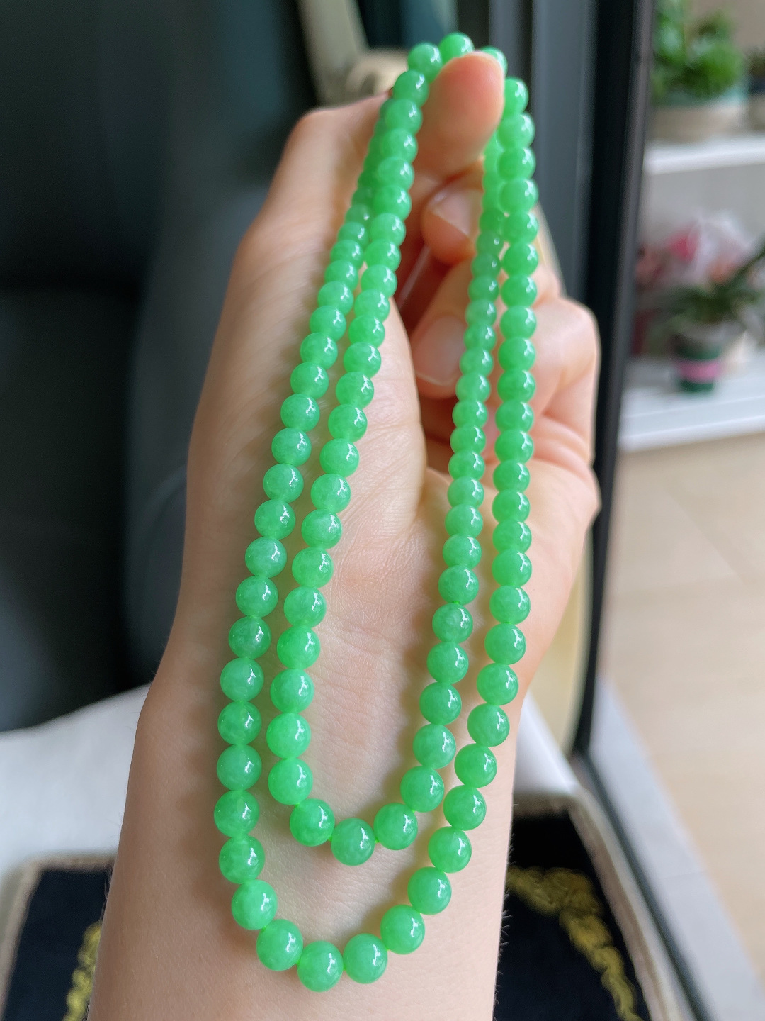 ️，缅甸天然翡翠A货，冰满绿阳绿珠链，尺寸：5-5.8mm106颗。【编3633】