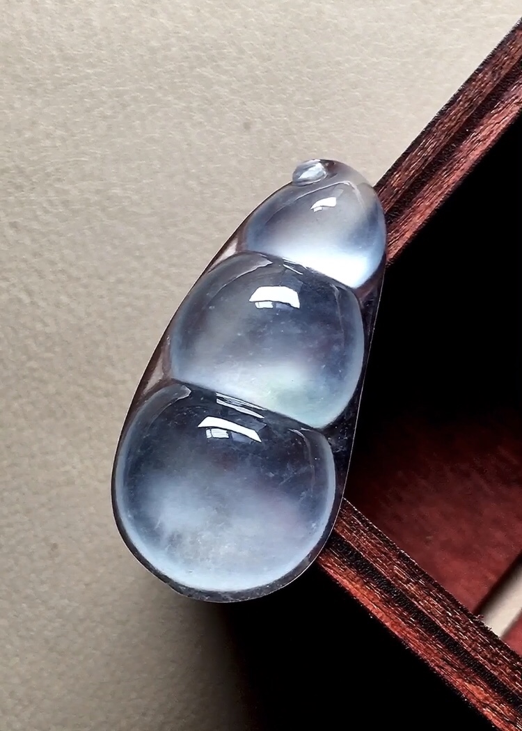 玻璃种福豆，底子水润起胶，荧润起光，无裂，尺寸31*15.2*5.6