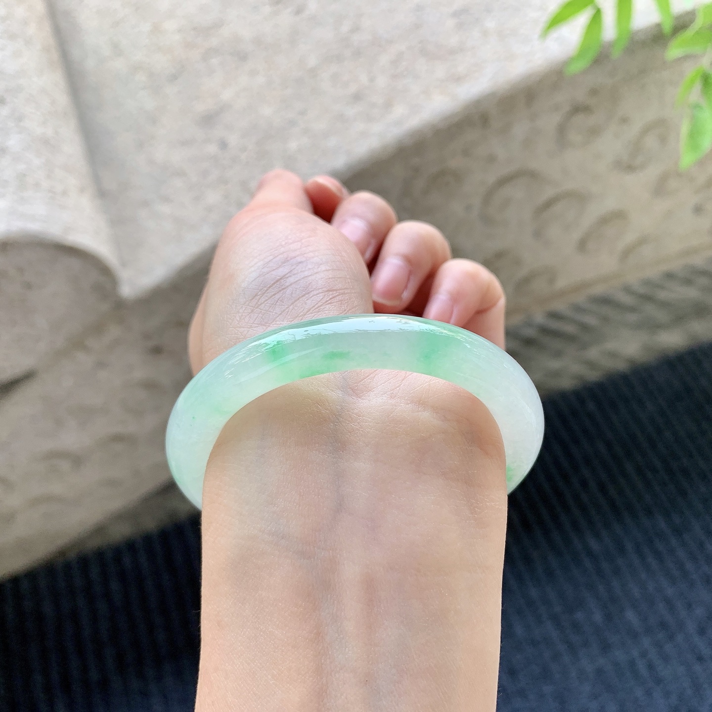圆条50 51，【圈口】51/8.7/8.6，【编码】GJ061031，【描述】糯冰飘绿，水润，种老，细腻，打灯有絮线
