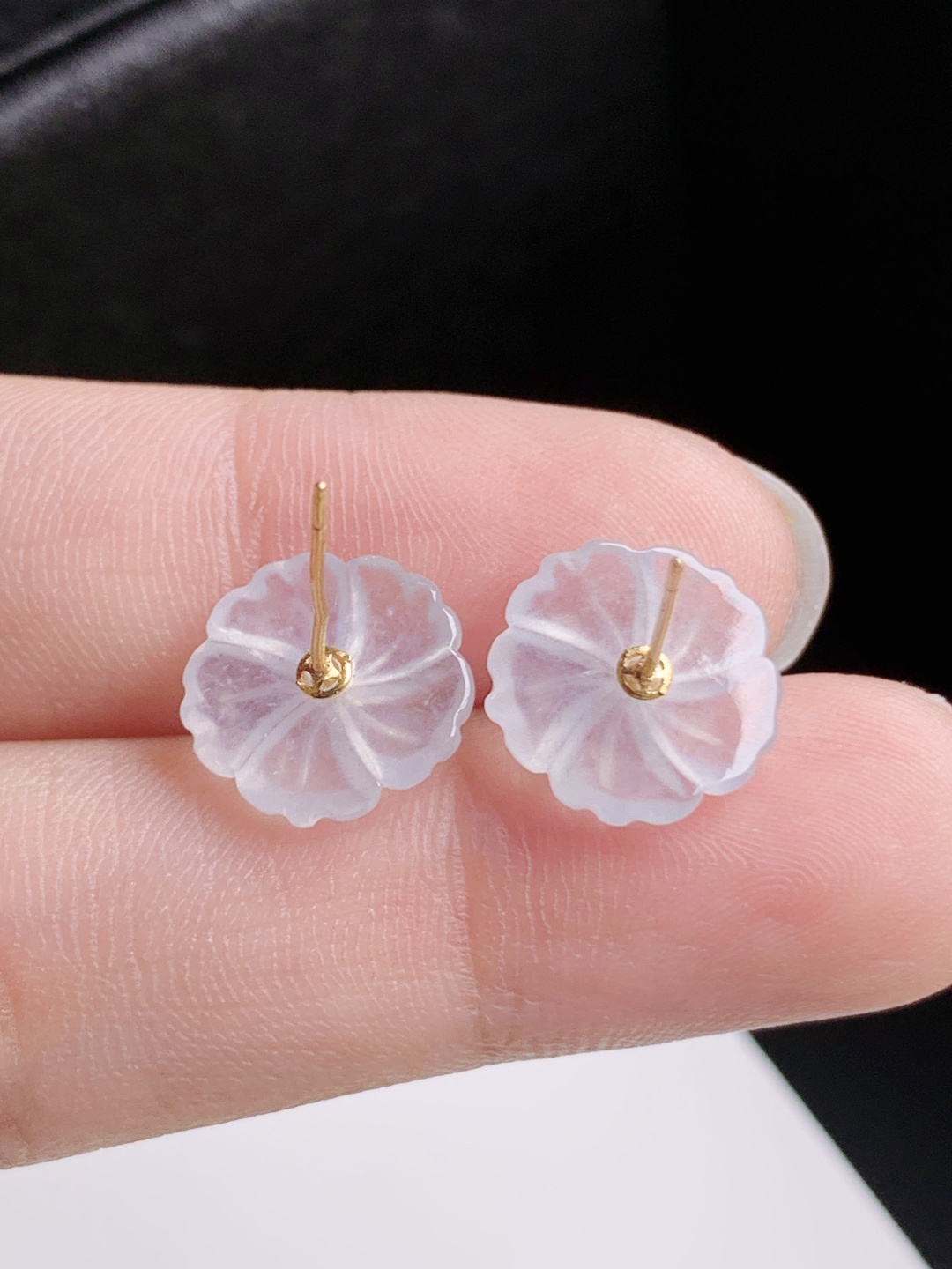 冰种小花耳钉，冰透莹润，精致秀气，温婉雅致