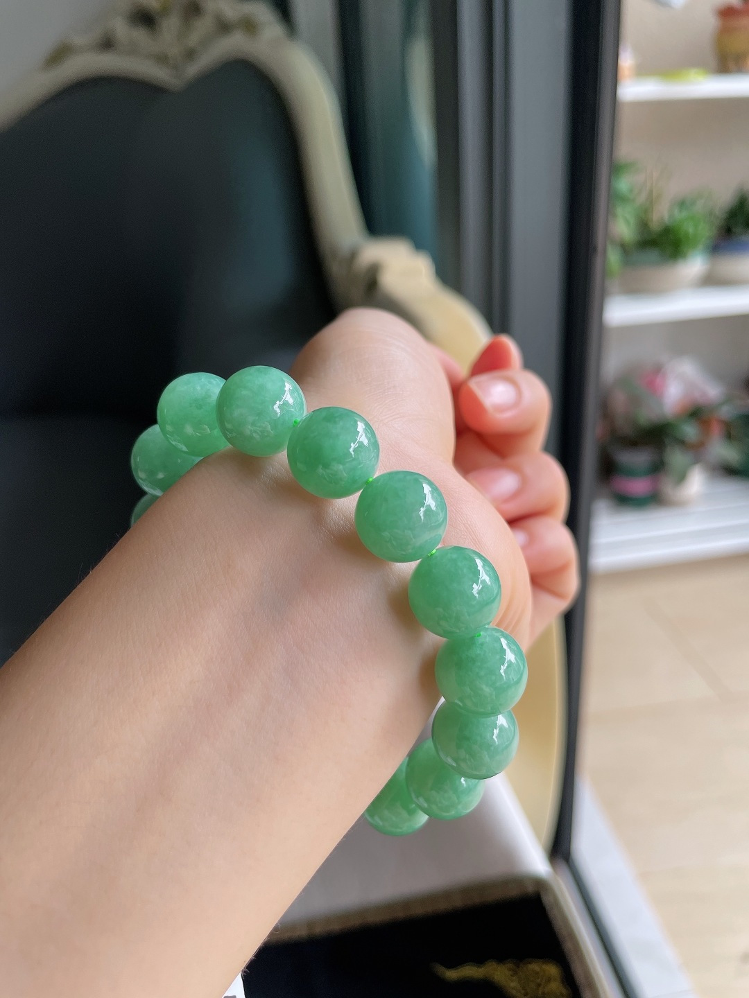 缅甸天然翡翠A货，冰满绿手串，尺寸：13mm。【编4585】