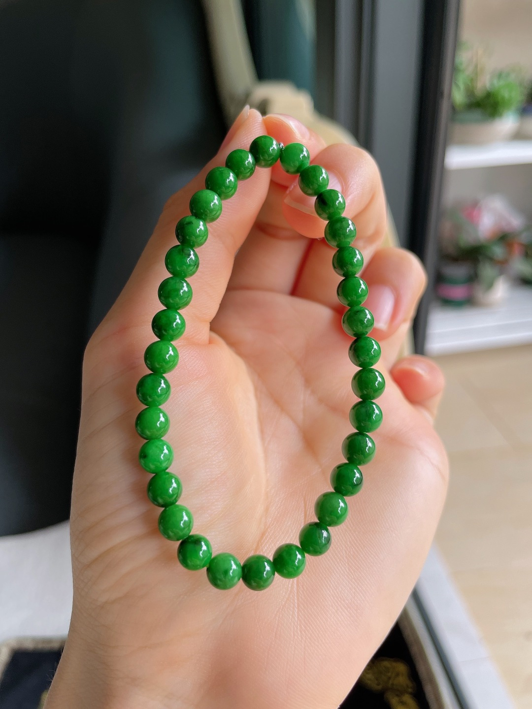 ️，缅甸天然翡翠A货，冰满绿辣绿手串，尺寸：5.7mm。【编4573】