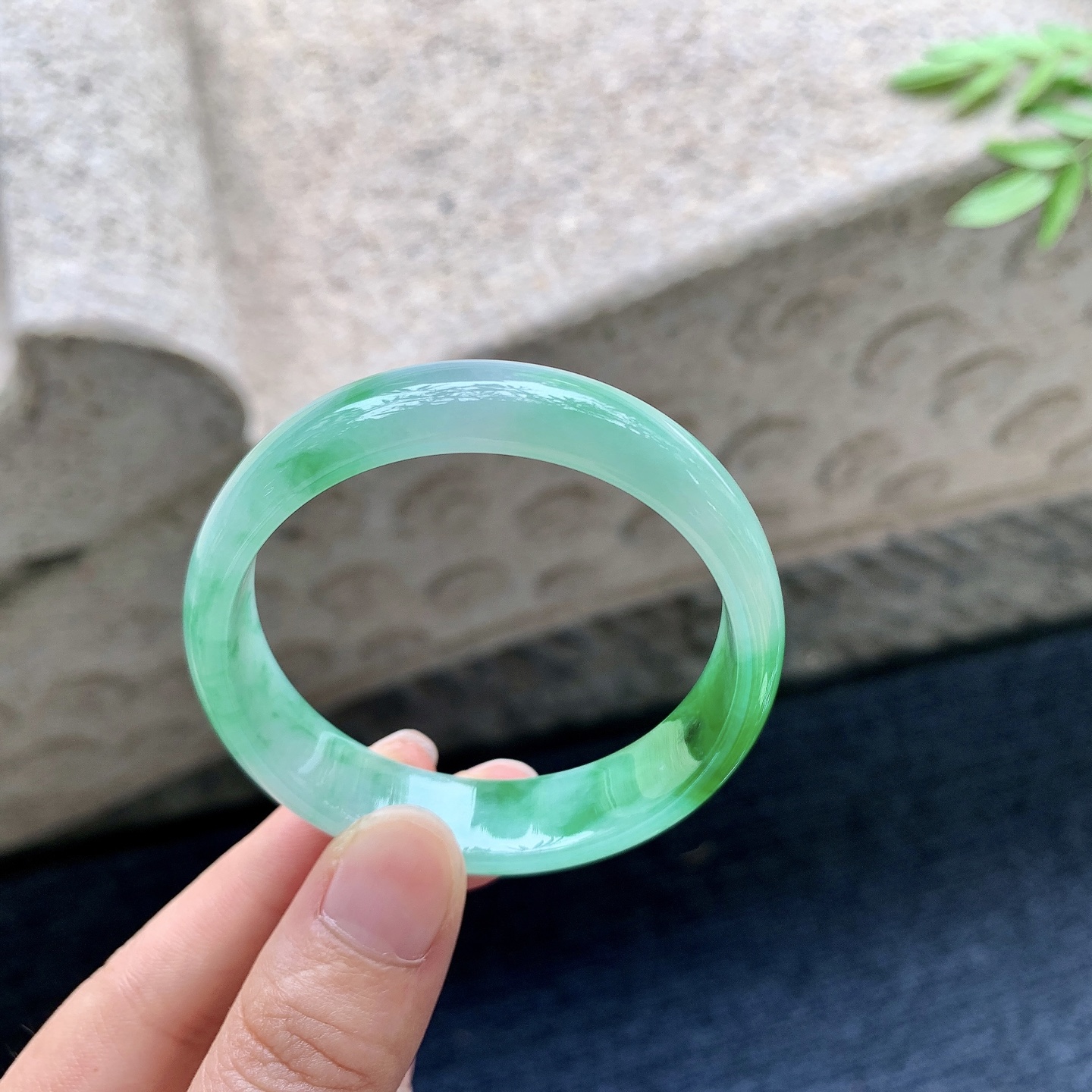 正圈48 49，圈口49.3/12.5/5.4，编码T1082920，描述辣绿，水润，种老，细腻，有纹线