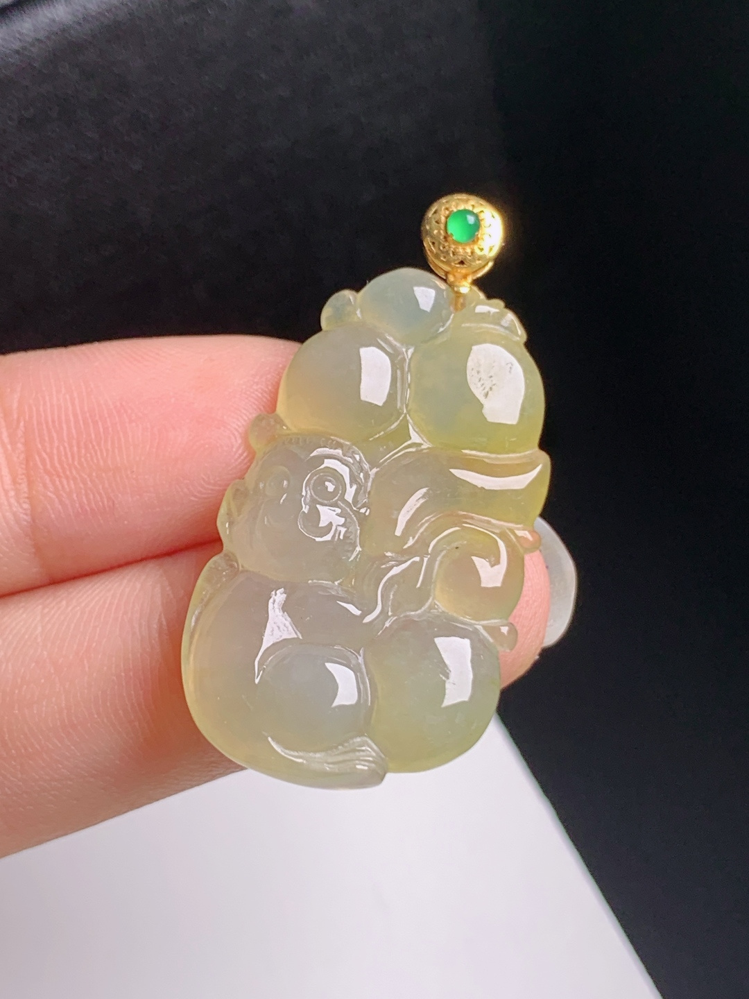 黄翡灵猴吊坠，玉质温润，线条流畅，福寿双全