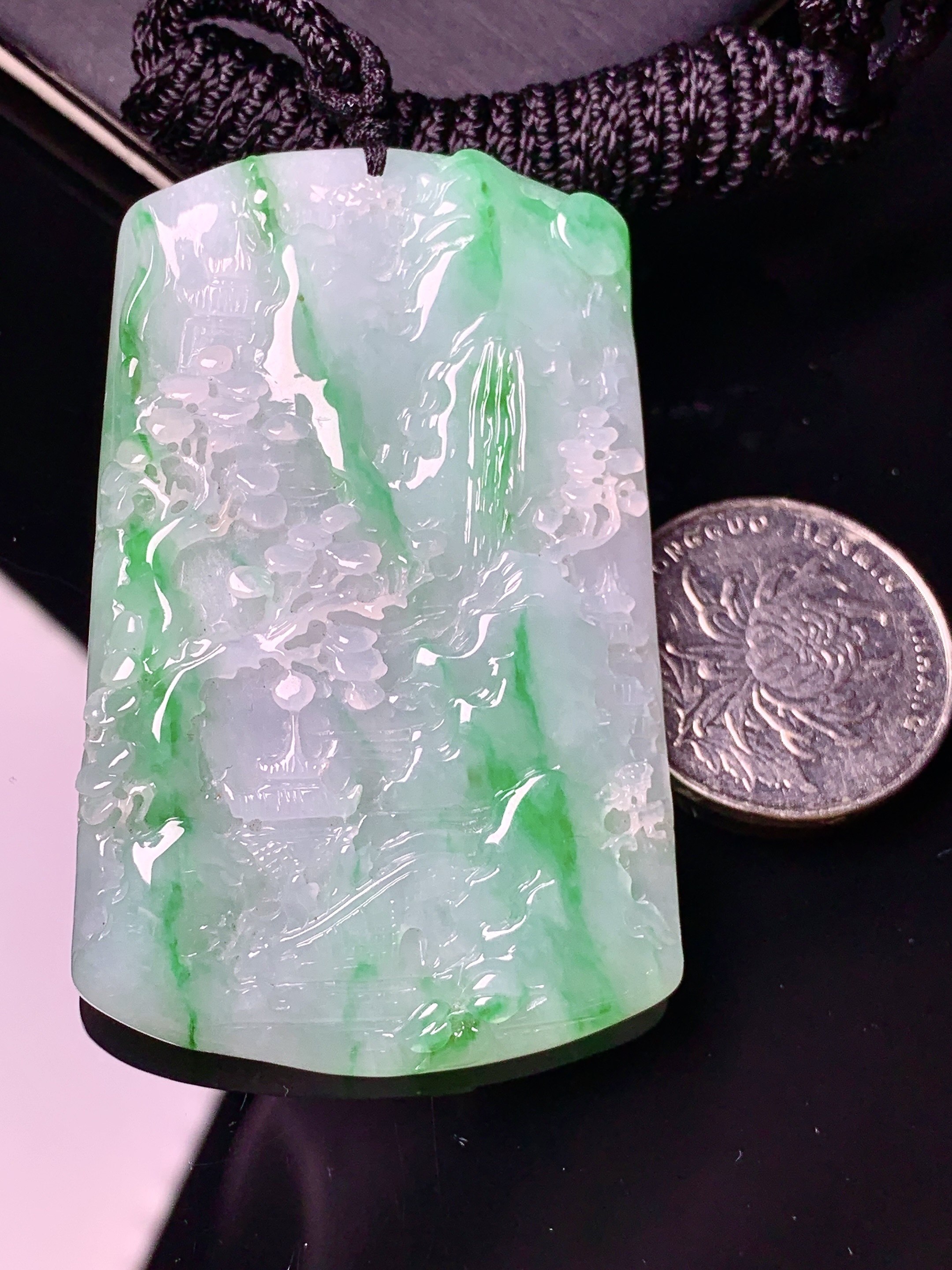 飘绿山水牌子吊坠 玉质细腻 色泽艳丽清新 水润亮眼 整体尺寸60.5*38*5.6 x3