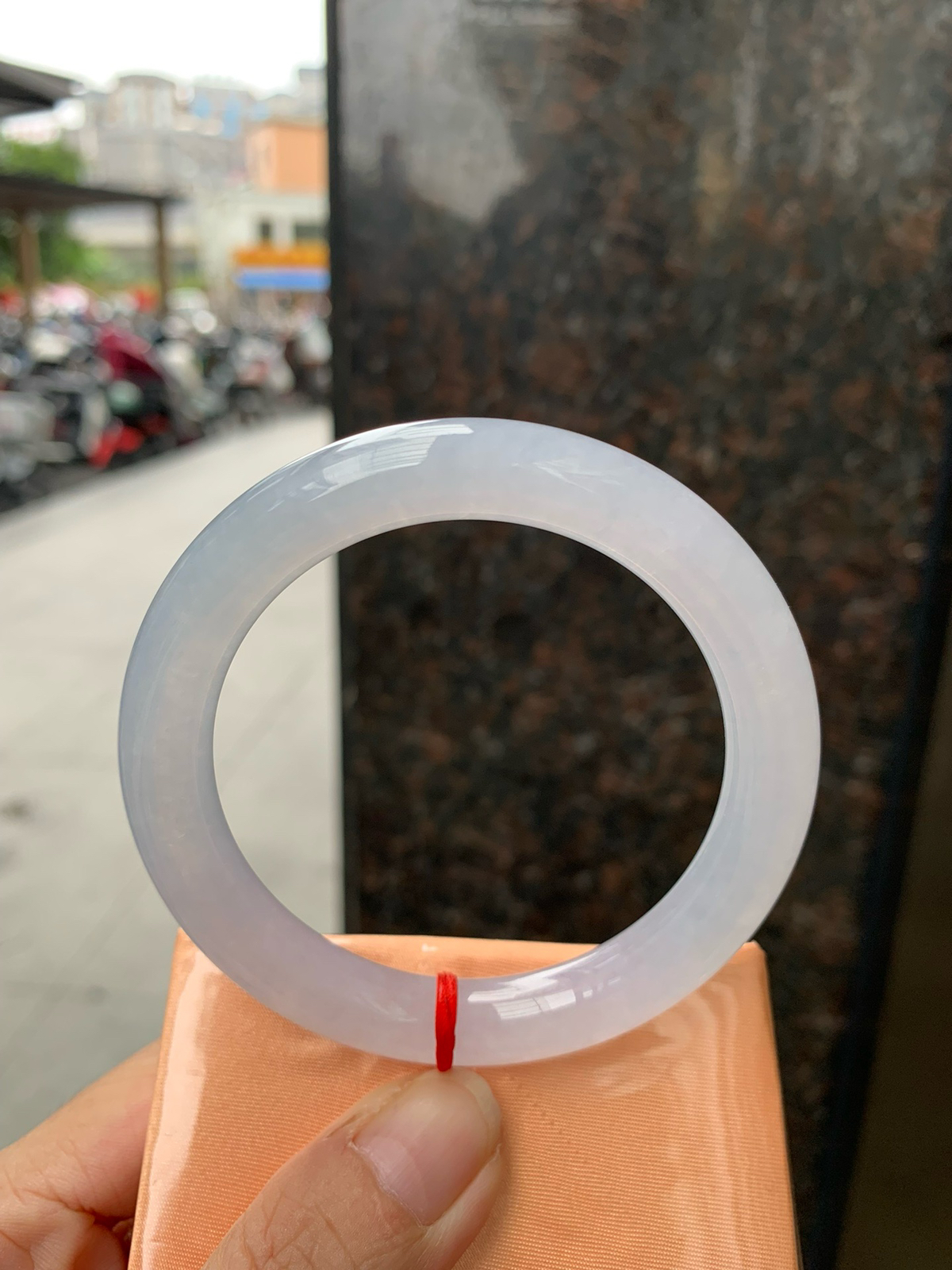 冰粉圆条
尺寸：56.5-10
底妆冰润细腻，整圈种水一致，淡淡梦幻粉色调，让浪漫有了具象化，酥粉盈韧，温柔美人