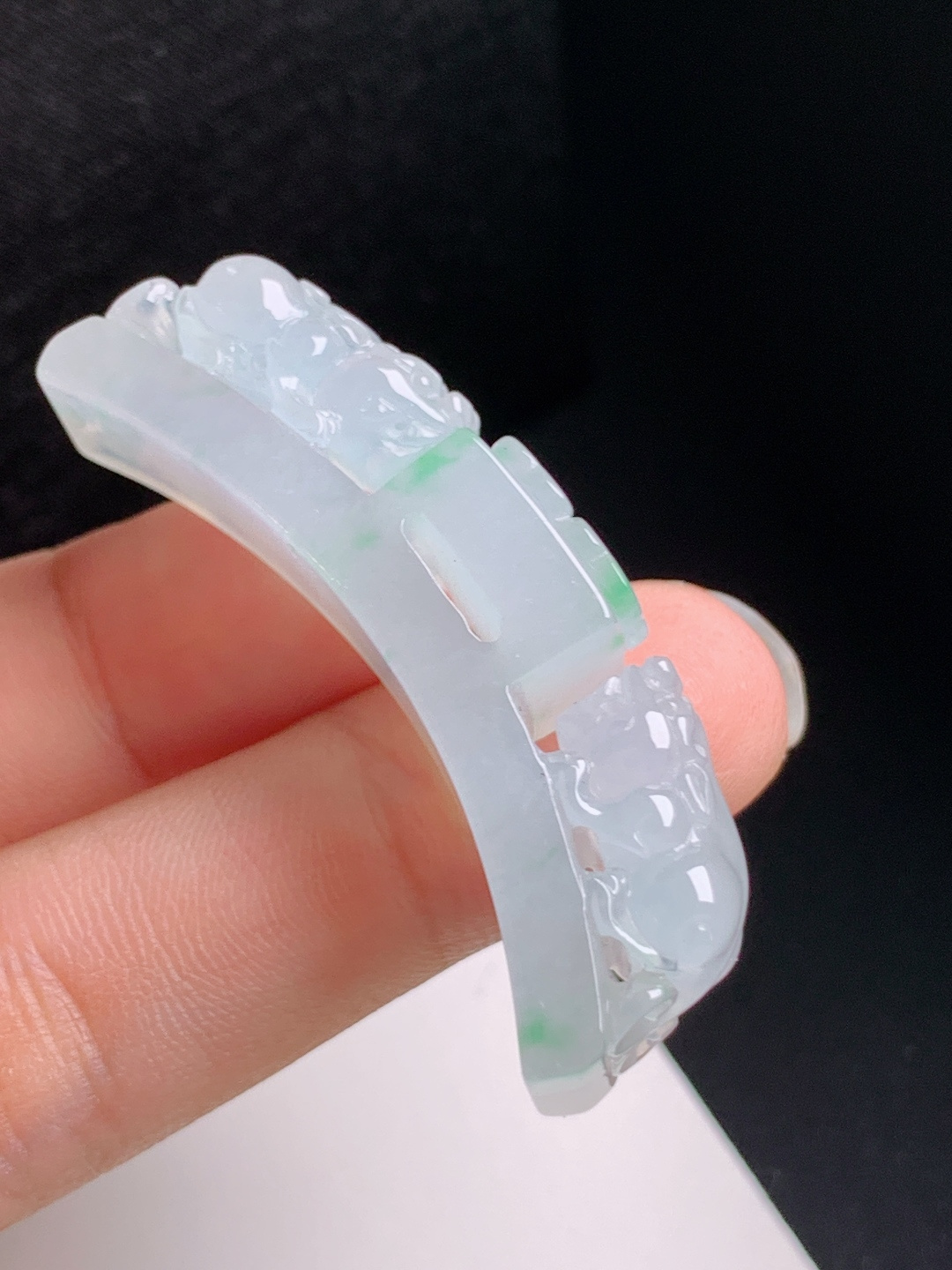 冰种飘绿貔貅手牌，飘绿灵动，精工雕刻，招财纳瑞