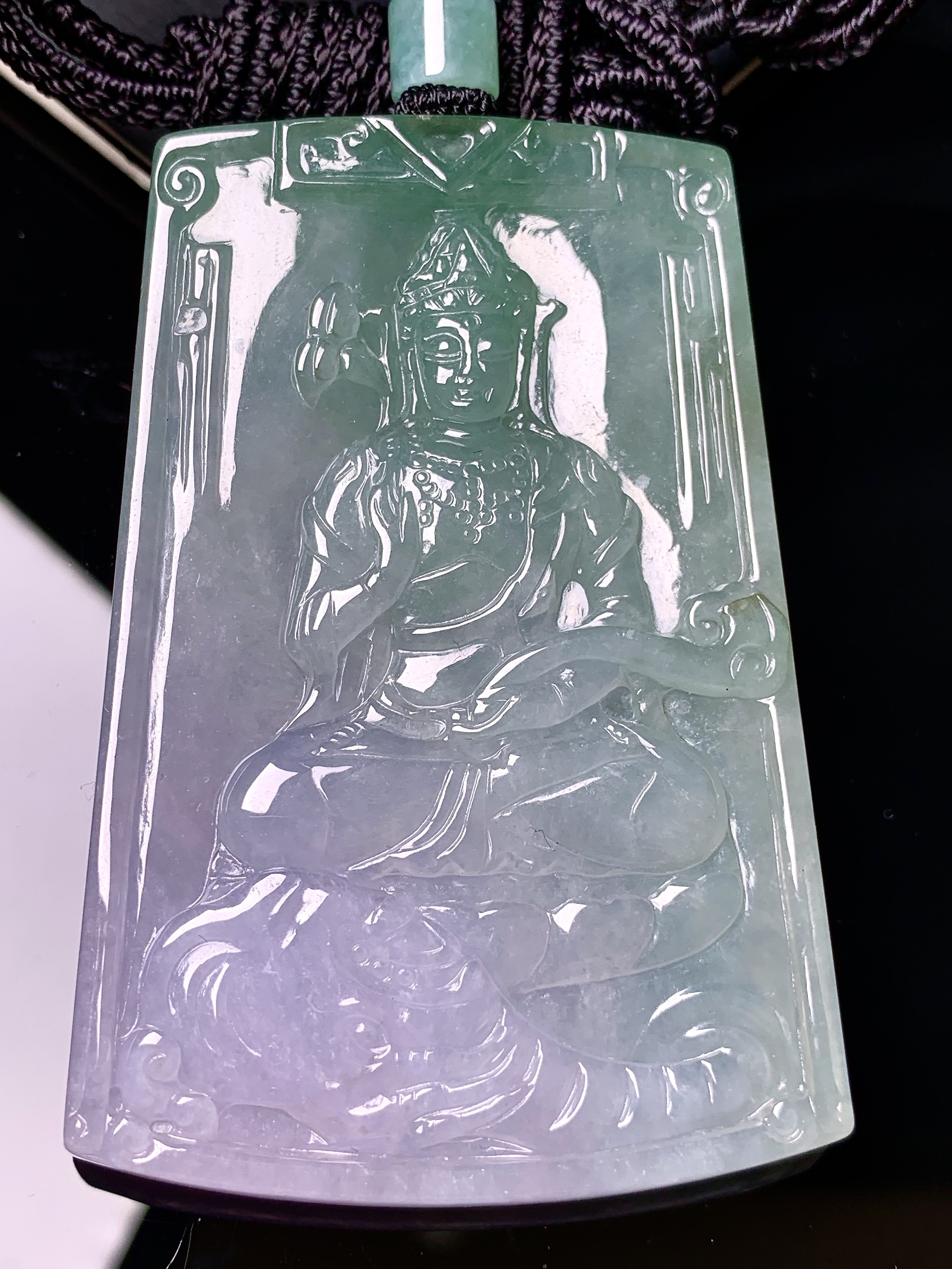 飘绿观音菩萨吊坠 玉质细腻 色泽艳丽清新 水润亮眼 整体尺寸68*45.6*5.8 L1