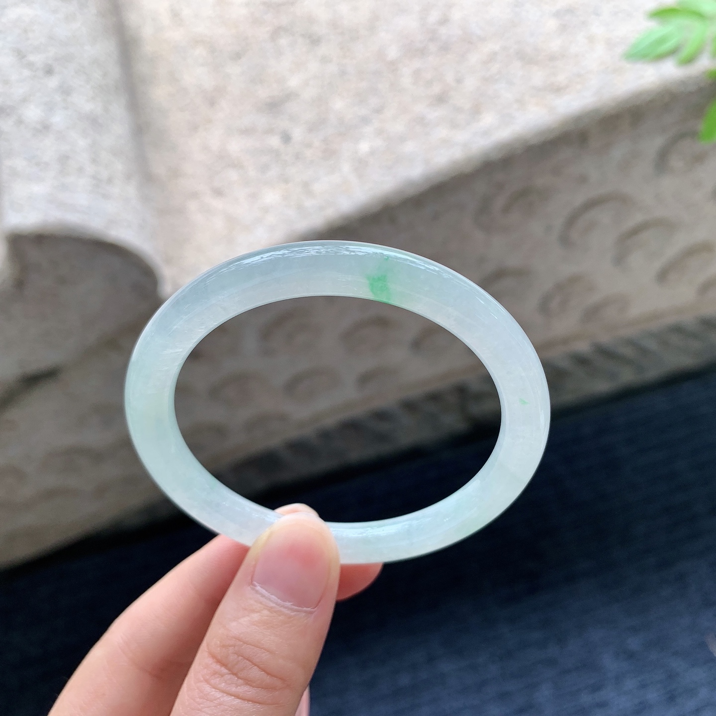 圆条50 51，圈口51.6/6.7/7，编码DZ090108，描述糯冰飘绿，水润，种老，细腻，打灯有纹线
