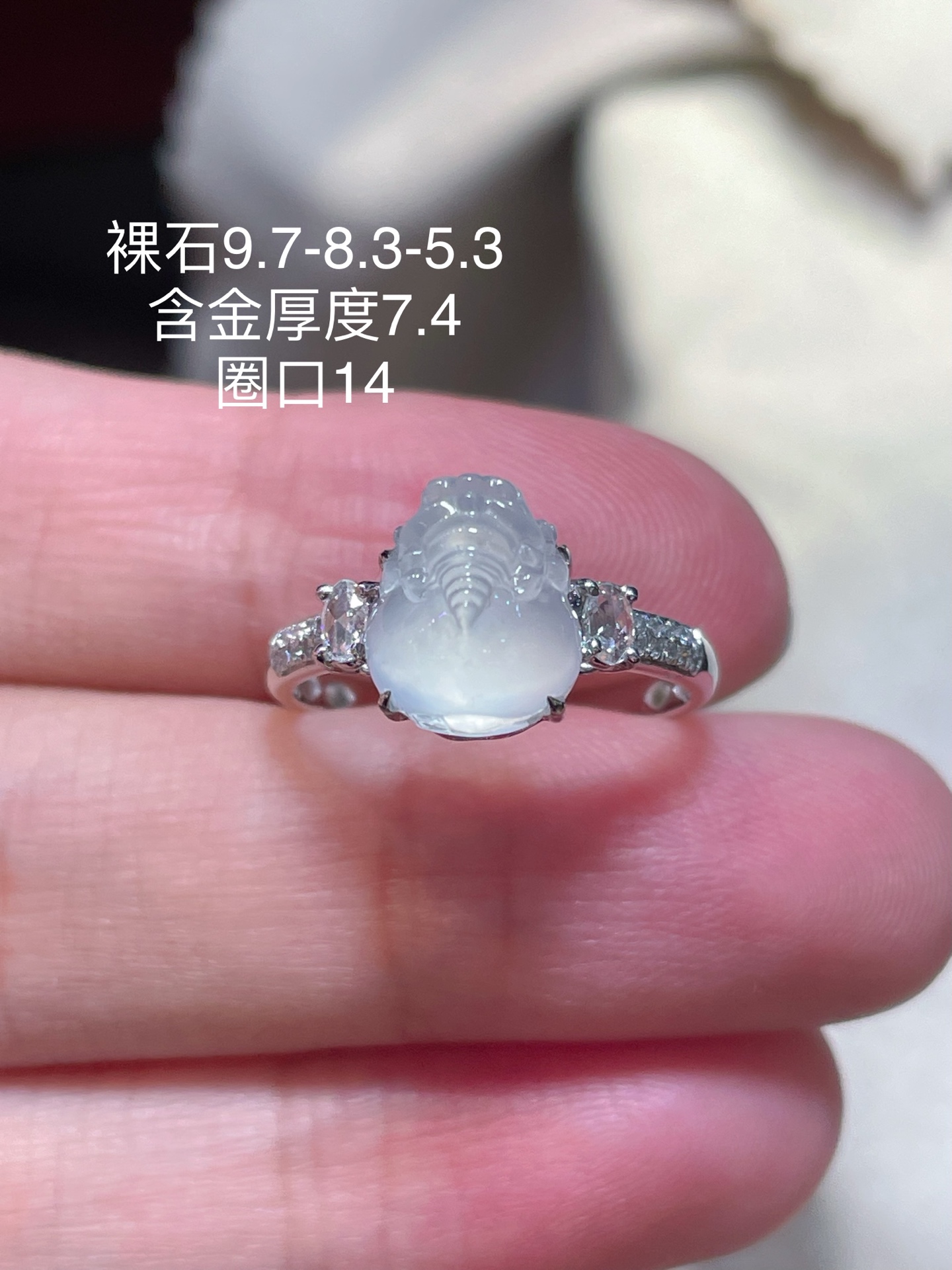 翡翠貔貅戒指，料子水润饱满，种老起光。18k金镶嵌，9.7-8.3-5.3