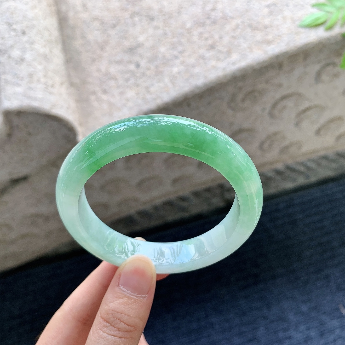正圈55 56，圈口56.6/12.4/8.8，编码W6090129，冰糯飘绿，水润，种老，细腻，无裂。