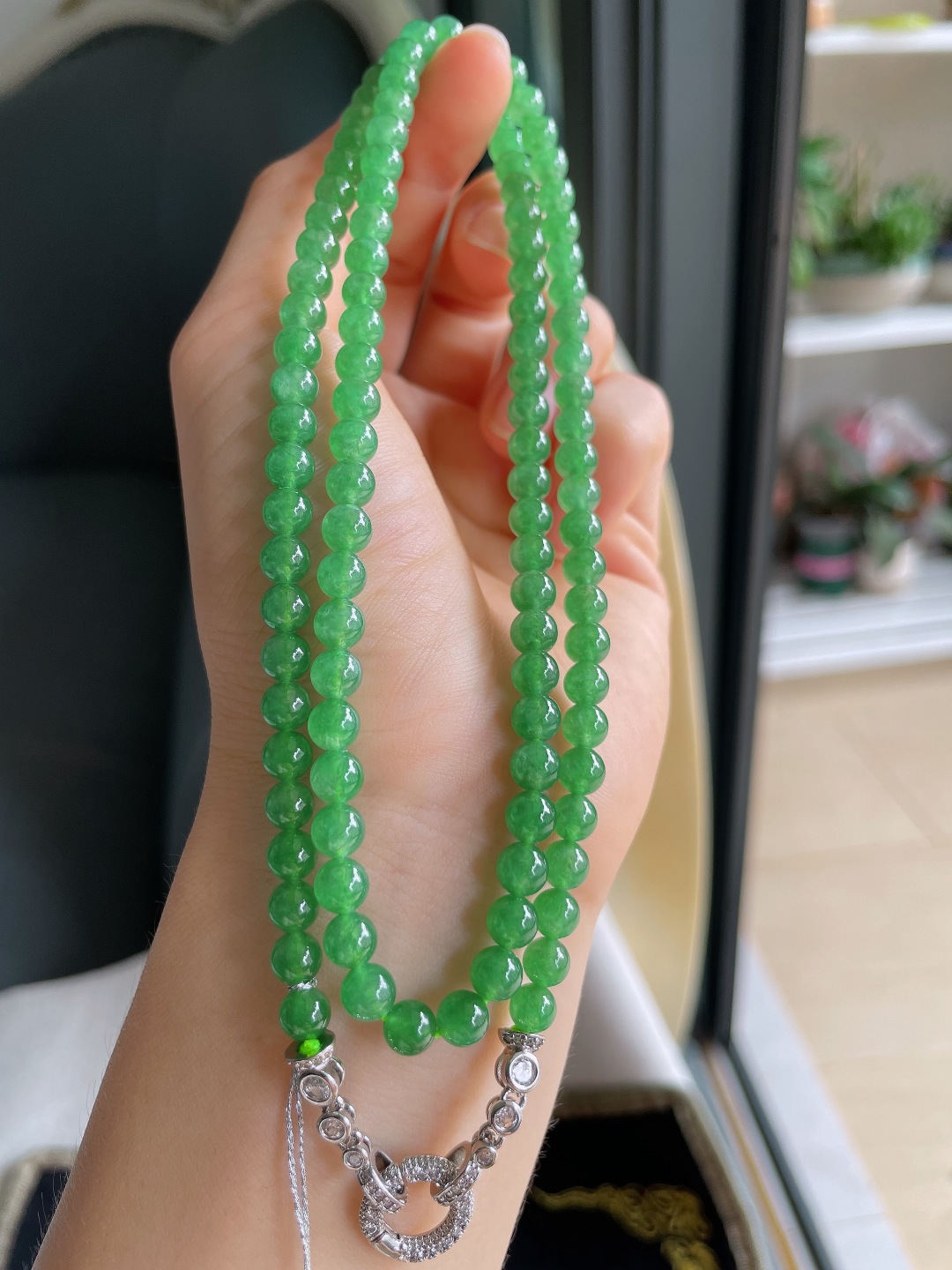 缅甸天然翡翠A货，冰满绿珠链，尺寸：5.5mm108颗。【编4369】