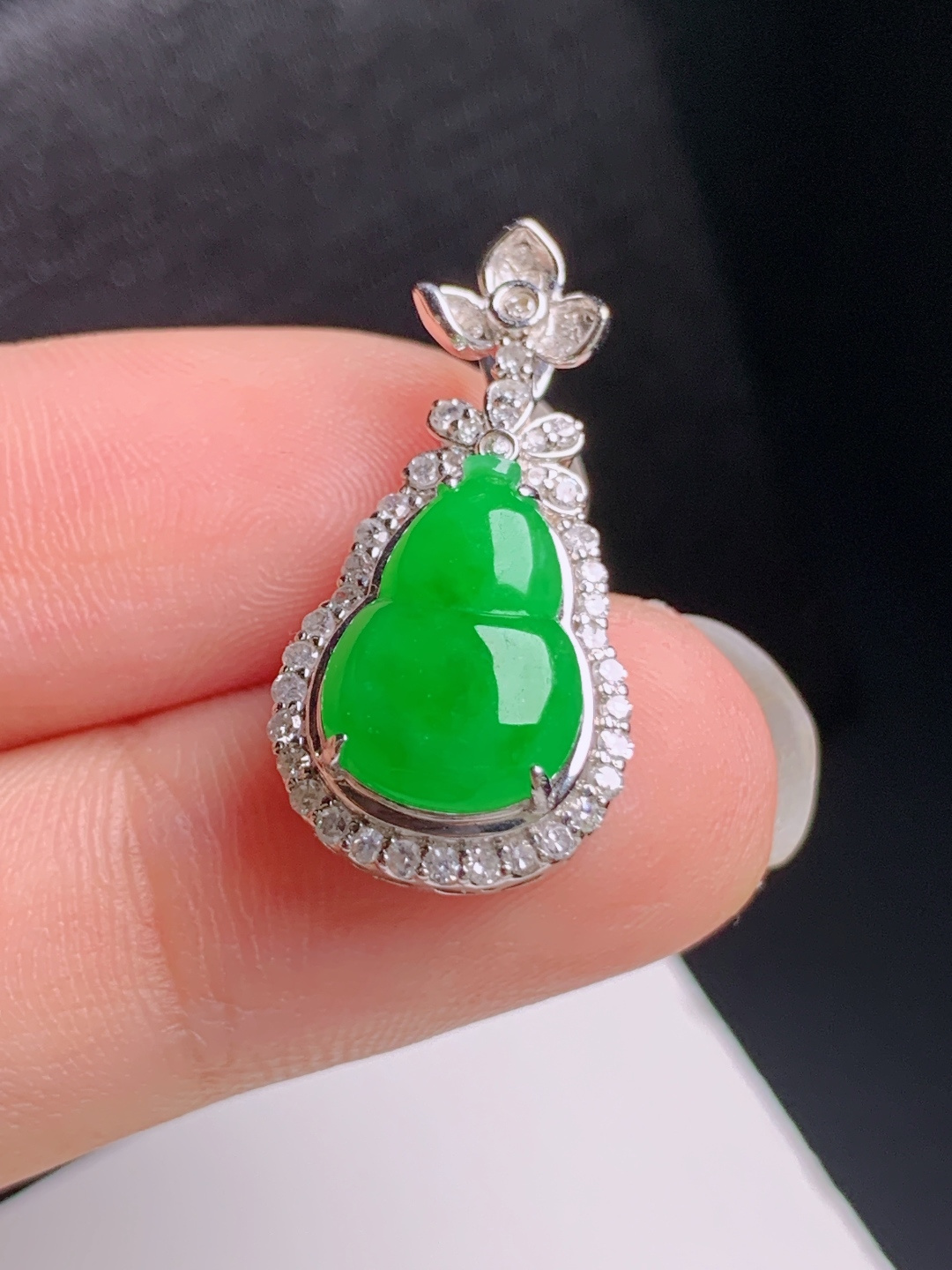 冰阳绿葫芦吊坠，围钻精致，玉质油润，福禄纳祥