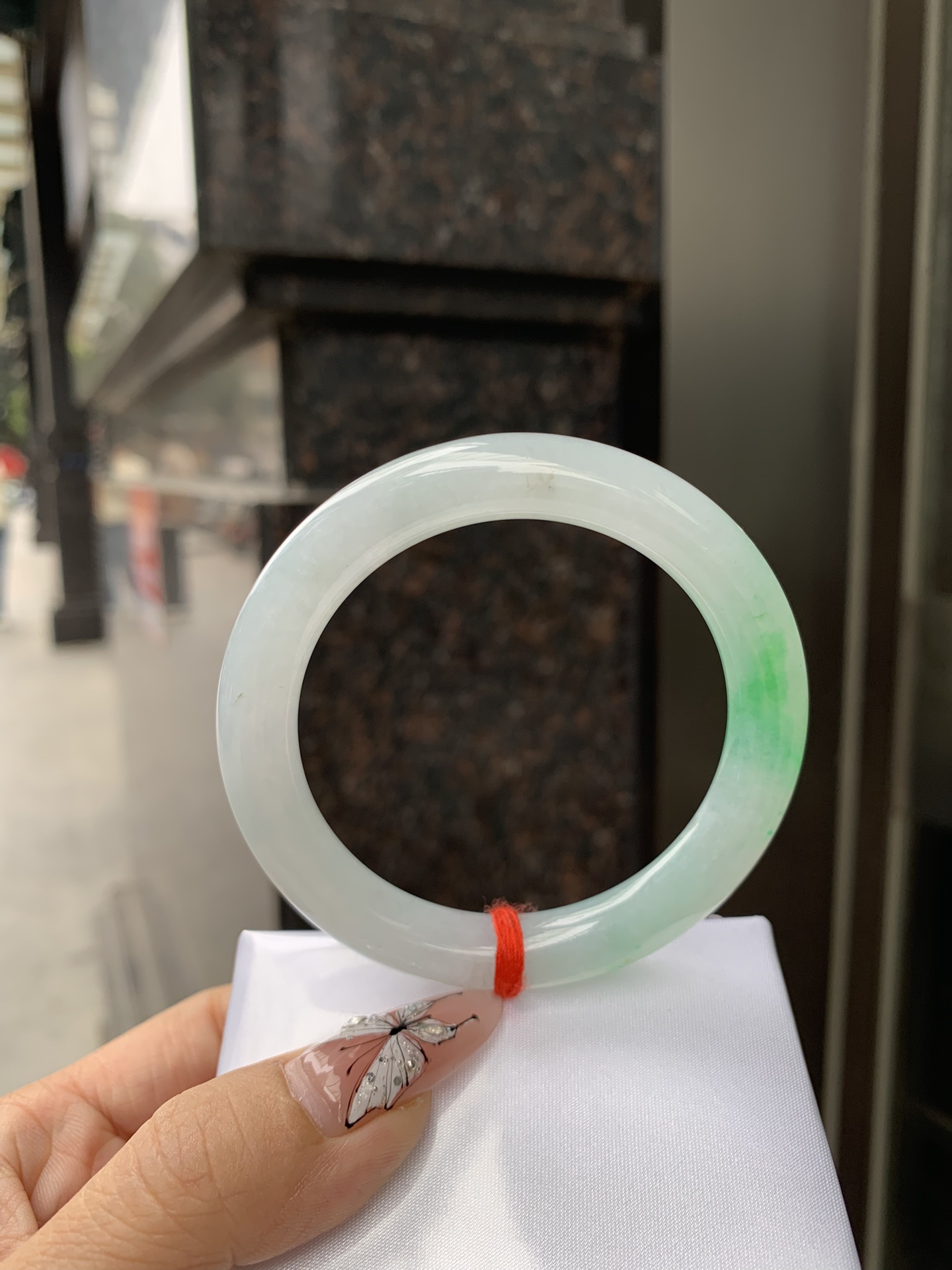 阳绿飘花圆条，打灯细纹，底妆冰润，几抹阳绿花色像春芽，从水润如晨露的底子蹦跳而出，将春日的灵动生机凝于手镯中，戴上她，清水芙蓉般的清新感自然晕染，每一次抬手，都似把盎然绿意融入生活。