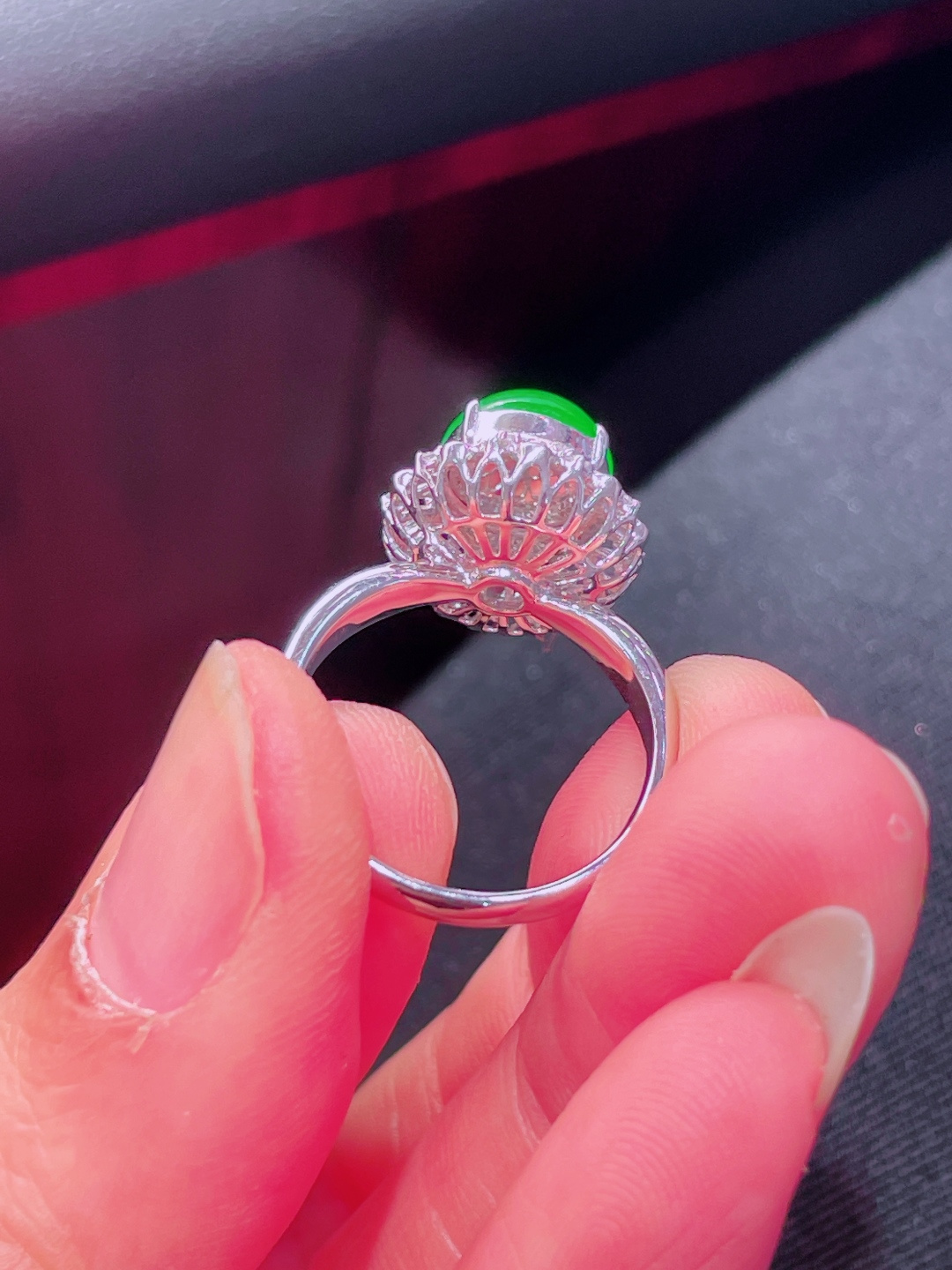 高冰绿蛋面戒指 晶莹剔透，新颖时尚，品相，9.7-9.1-4